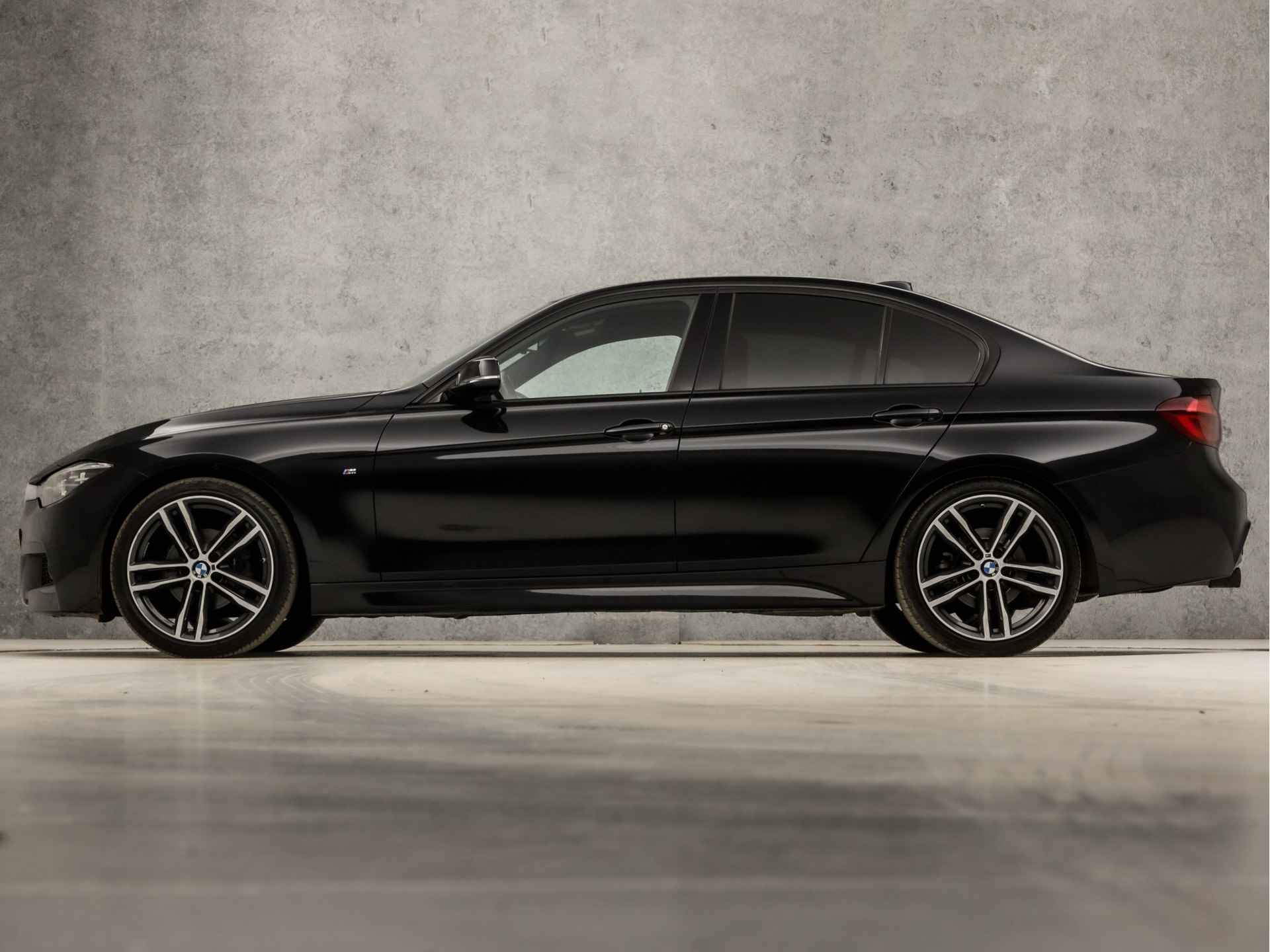 BMW 3-serie 318 M Sport Shadow Automaat (GROOT NAVI, M PAKKET, LEDEREN SPORTSTOELEN, STOELVERWARMING, DIGITAL COCKPIT, CAMERA, KEYLESS, PARKEERSENSOREN, NIEUWSTAAT) - 2/34