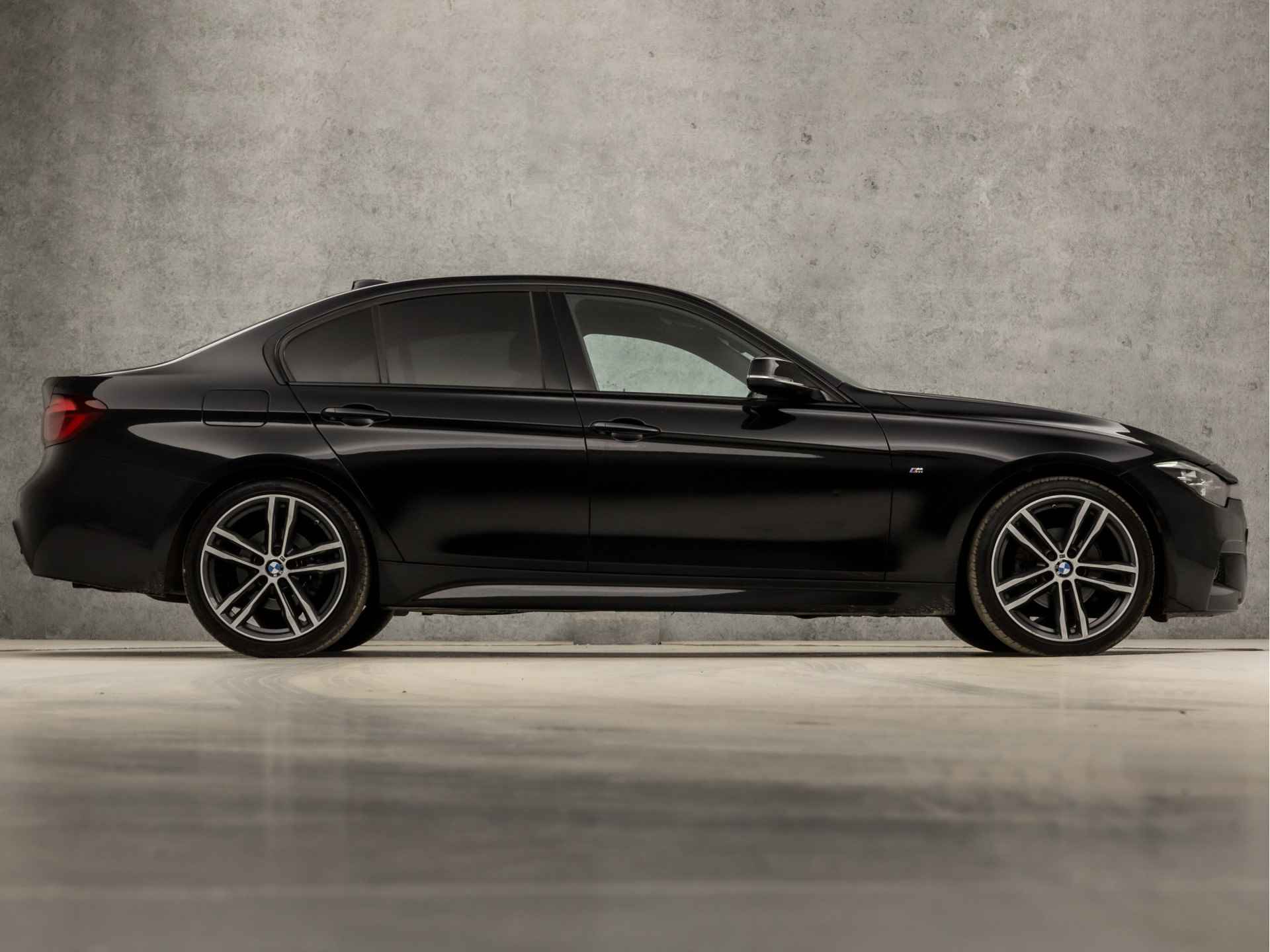 BMW 3-serie 318 M Sport Shadow Automaat (GROOT NAVI, M PAKKET, LEDEREN SPORTSTOELEN, STOELVERWARMING, DIGITAL COCKPIT, CAMERA, KEYLESS, PARKEERSENSOREN, NIEUWSTAAT) - 4/34