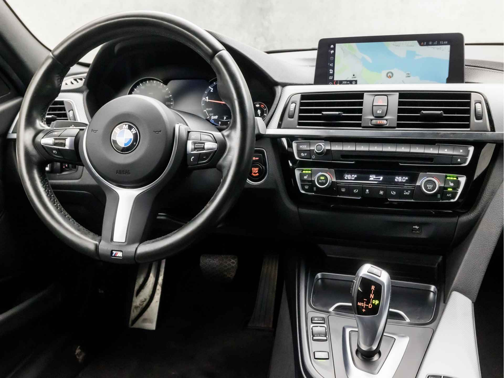 BMW 3-serie 318 M Sport Shadow Automaat (GROOT NAVI, M PAKKET, LEDEREN SPORTSTOELEN, STOELVERWARMING, DIGITAL COCKPIT, CAMERA, KEYLESS, PARKEERSENSOREN, NIEUWSTAAT) - 7/34