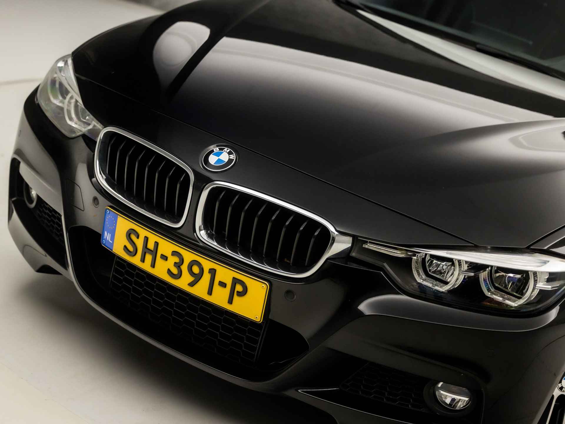 BMW 3-serie 318 M Sport Shadow Automaat (GROOT NAVI, M PAKKET, LEDEREN SPORTSTOELEN, STOELVERWARMING, DIGITAL COCKPIT, CAMERA, KEYLESS, PARKEERSENSOREN, NIEUWSTAAT) - 30/34