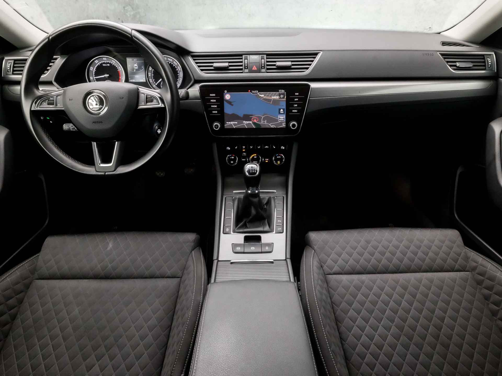 Škoda Superb Combi 1.5 TSI ACT Luxury 150Pk (GROOT NAVI, APPLE CARPLAY, CAMERA, CRUISE, CLIMATE, DAB+, LED, ARMSTEUN, SPORTSTOELEN, STOELVERWARMING, LM VELGEN, PARKEERSENSOREN, TREKHAAK, NIEUWSTAAT) - 6/37