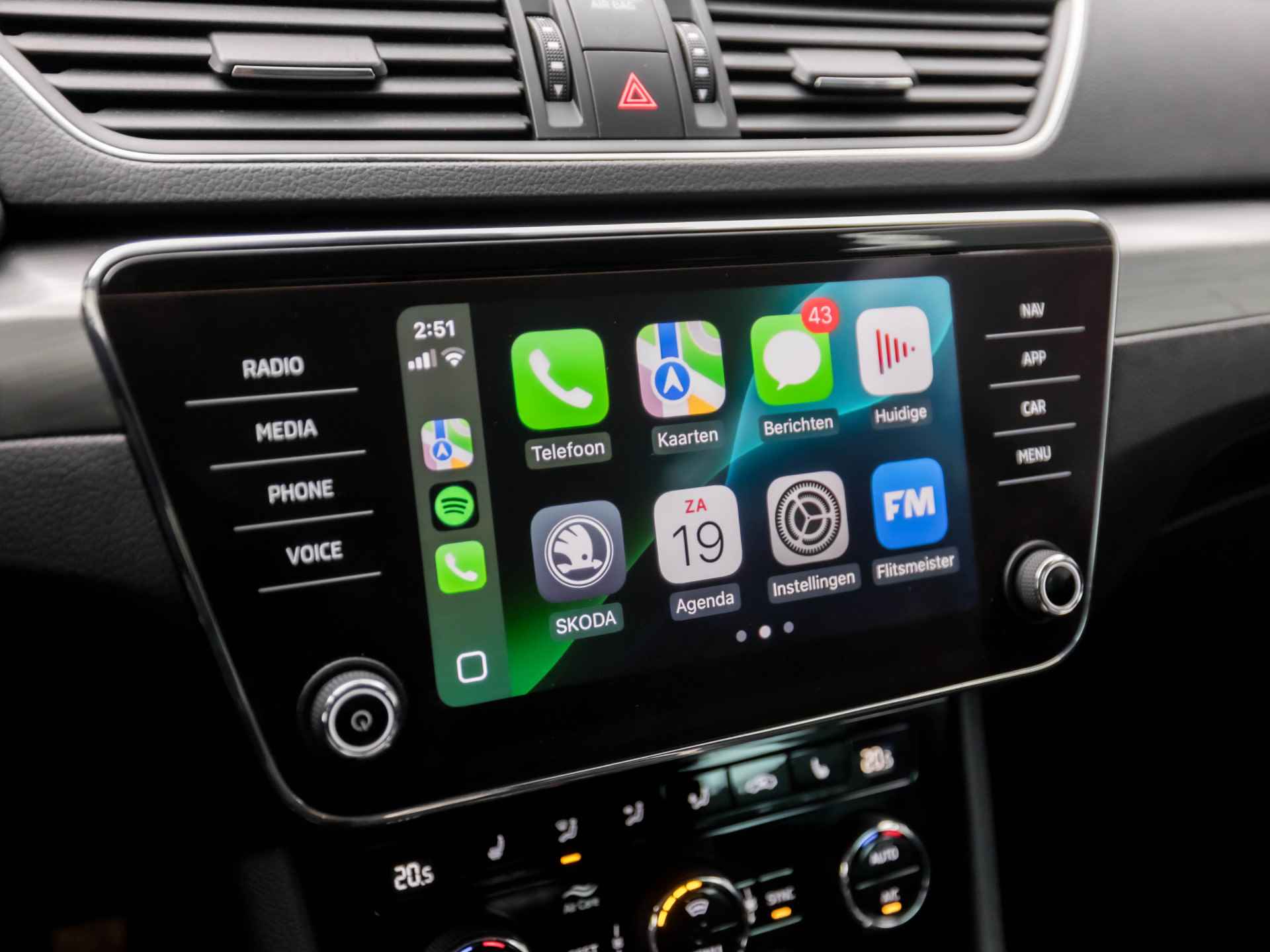 Škoda Superb Combi 1.5 TSI ACT Luxury 150Pk (GROOT NAVI, APPLE CARPLAY, CAMERA, CRUISE, CLIMATE, DAB+, LED, ARMSTEUN, SPORTSTOELEN, STOELVERWARMING, LM VELGEN, PARKEERSENSOREN, TREKHAAK, NIEUWSTAAT) - 24/37