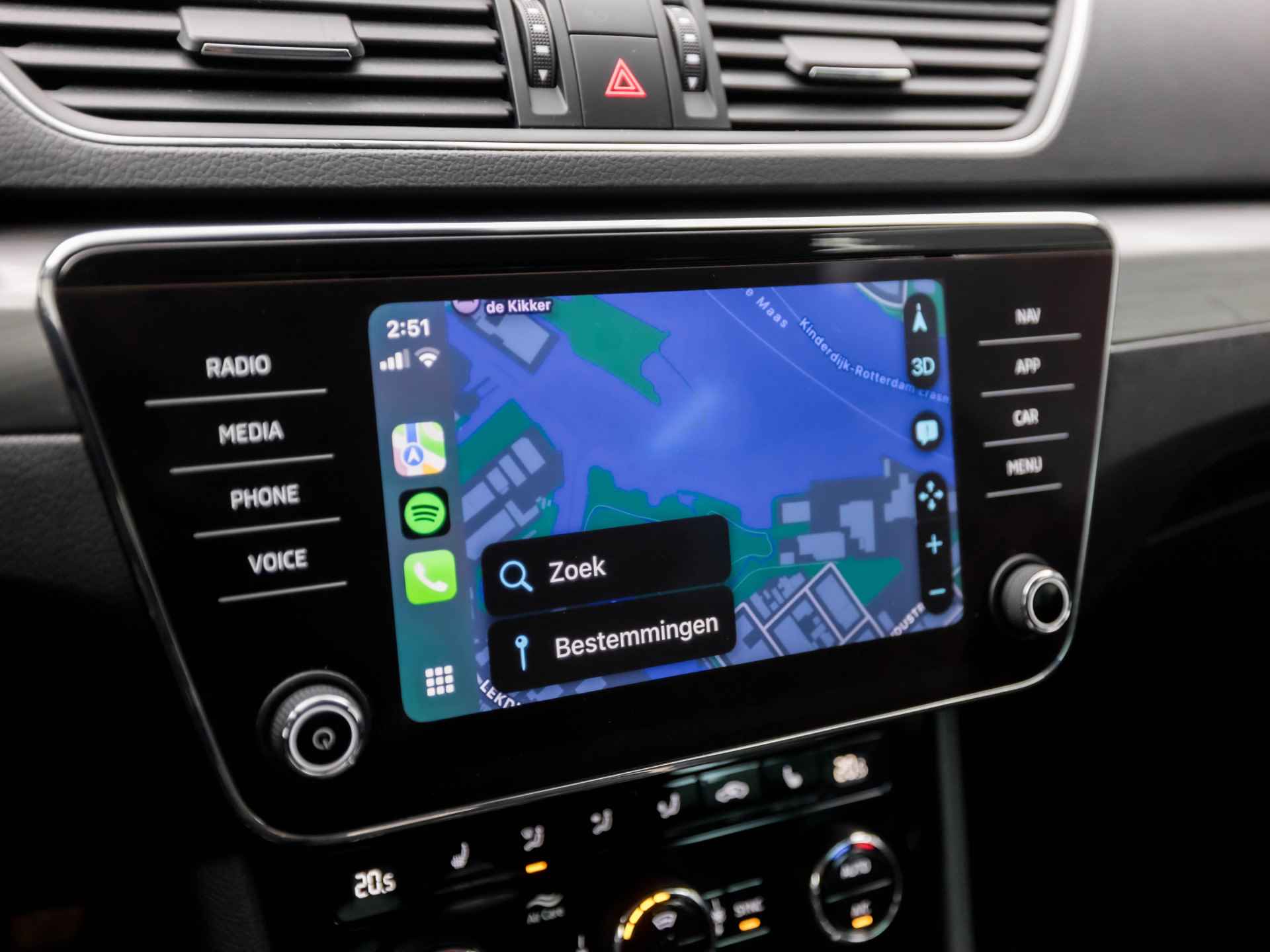 Škoda Superb Combi 1.5 TSI ACT Luxury 150Pk (GROOT NAVI, APPLE CARPLAY, CAMERA, CRUISE, CLIMATE, DAB+, LED, ARMSTEUN, SPORTSTOELEN, STOELVERWARMING, LM VELGEN, PARKEERSENSOREN, TREKHAAK, NIEUWSTAAT) - 26/37