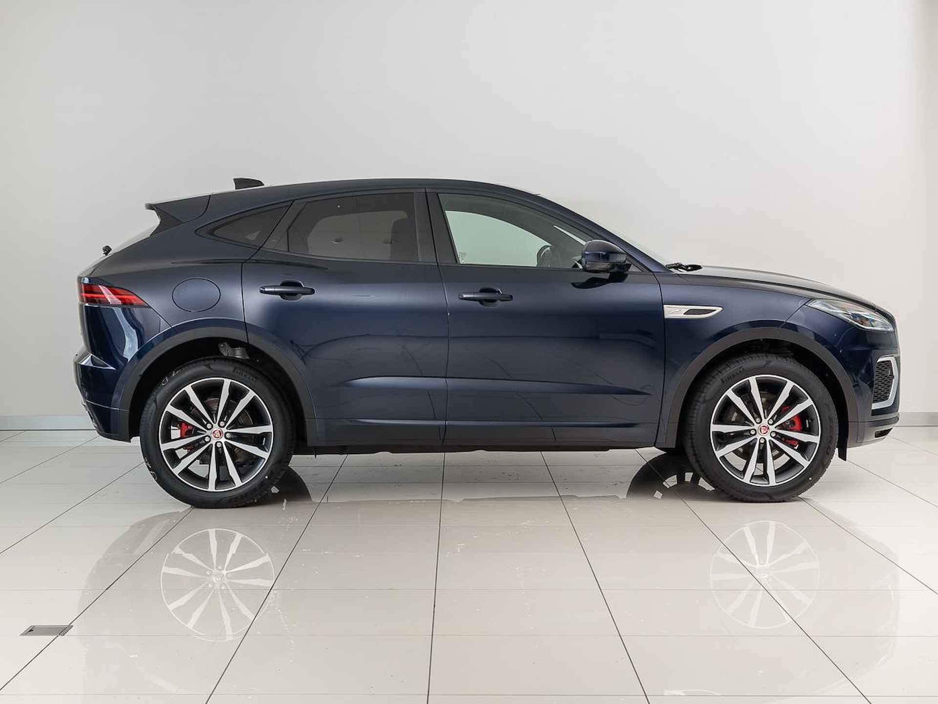 Jaguar E-PACE 1.5 P300e AWD R-Dynamic SE | Pano | Cold Climate | 20" - 6/26