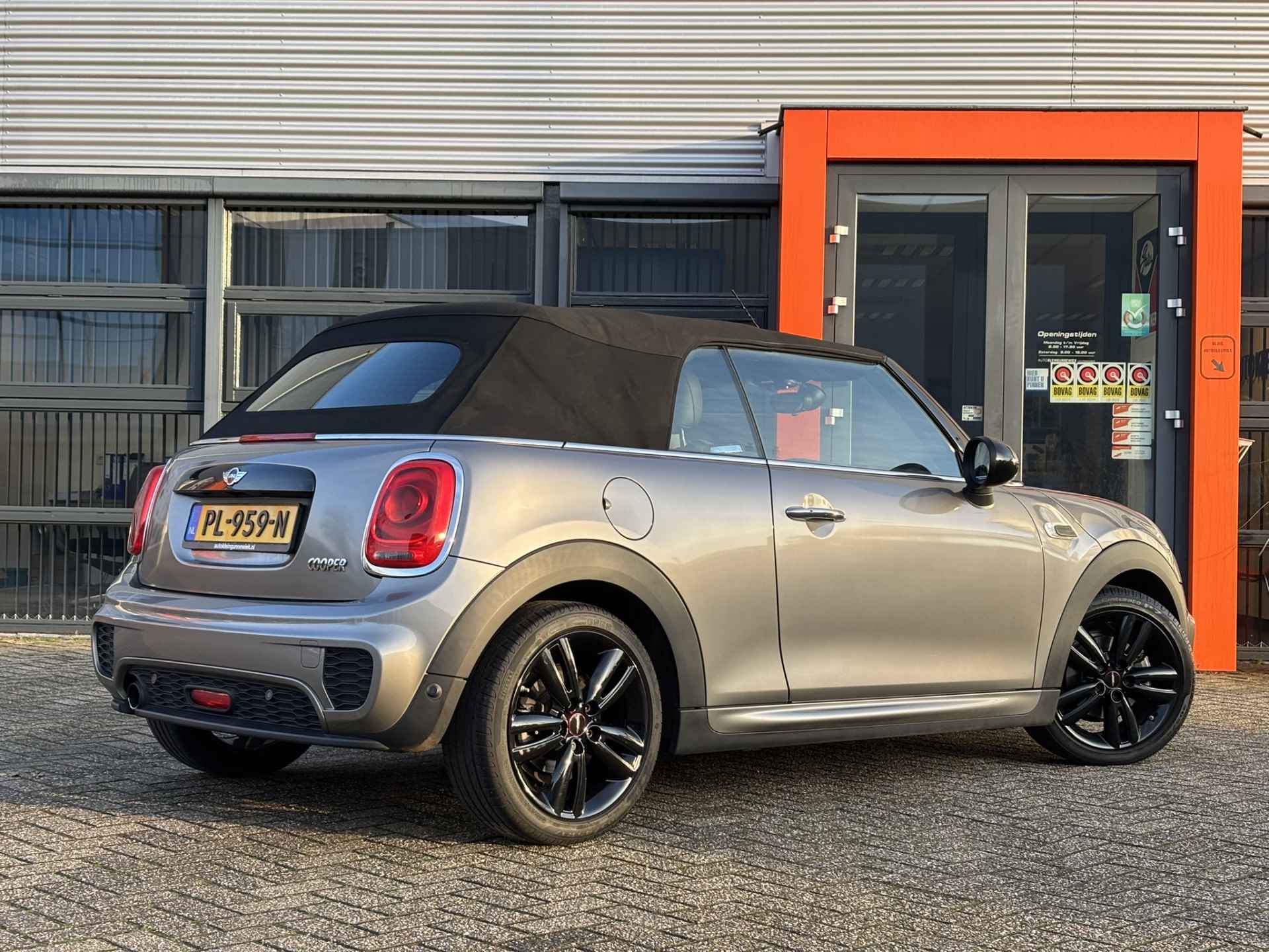 MINI Cabrio 1.5 Cooper Chili Serious Business / NL Auto / John Cooper Works Pakket! / Navi / - 14/41