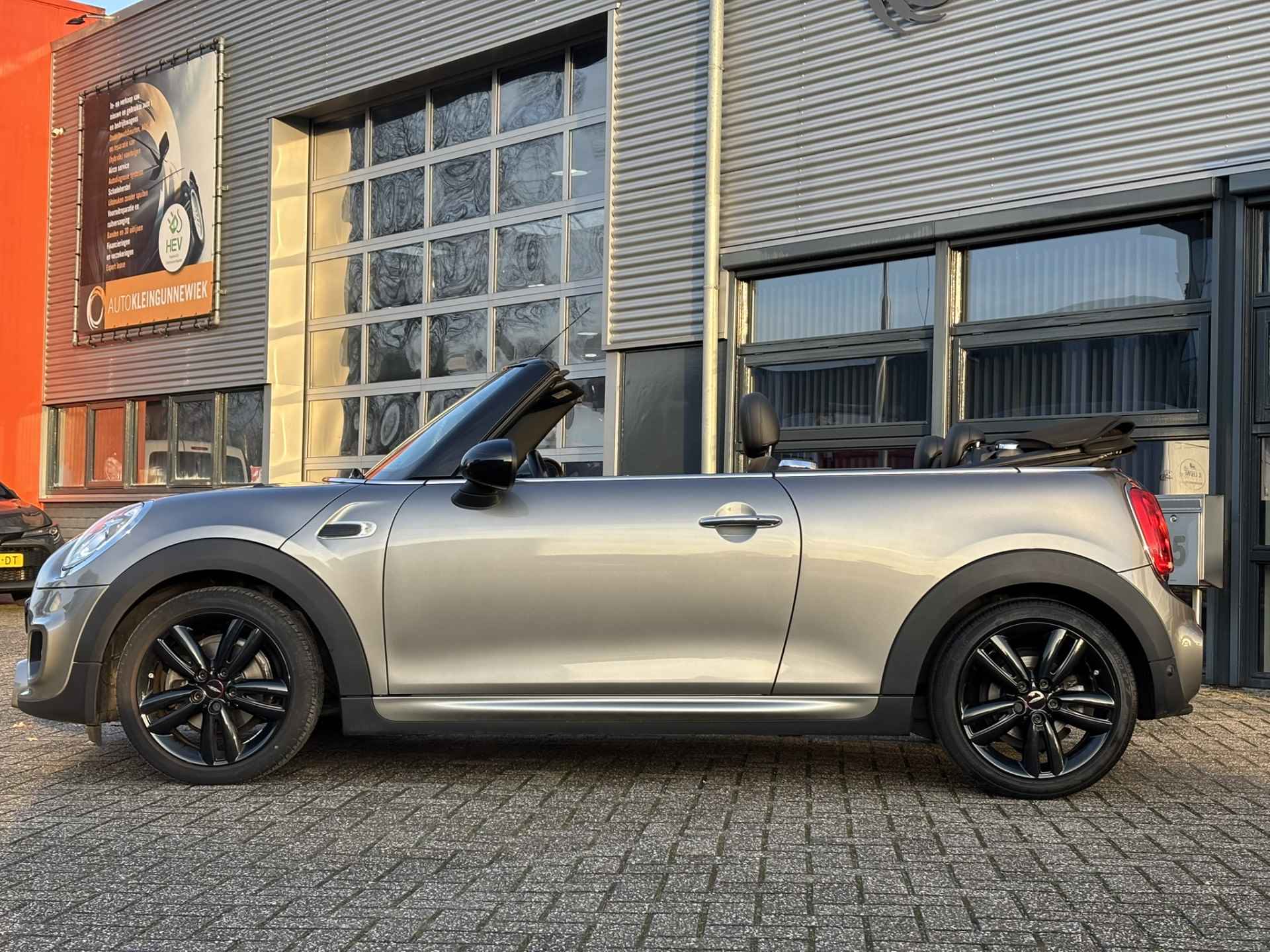 MINI Cabrio 1.5 Cooper Chili Serious Business / NL Auto / John Cooper Works Pakket! / Navi / - 21/41