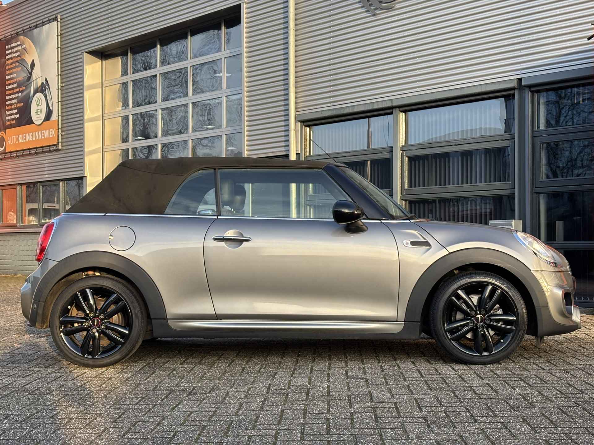 MINI Cabrio 1.5 Cooper Chili Serious Business / NL Auto / John Cooper Works Pakket! / Navi / - 22/41