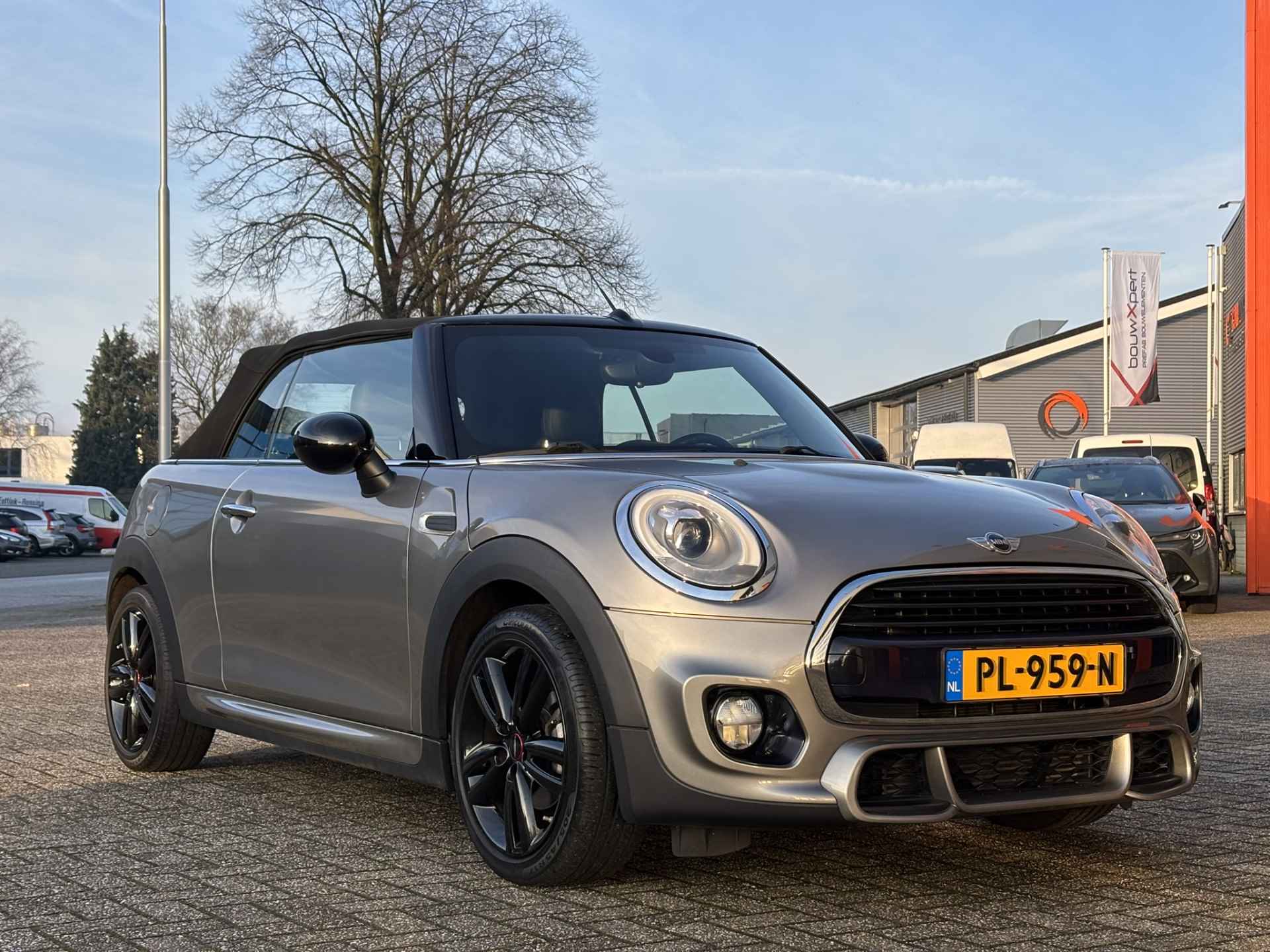 MINI Cabrio 1.5 Cooper Chili Serious Business / NL Auto / John Cooper Works Pakket! / Navi / - 28/41