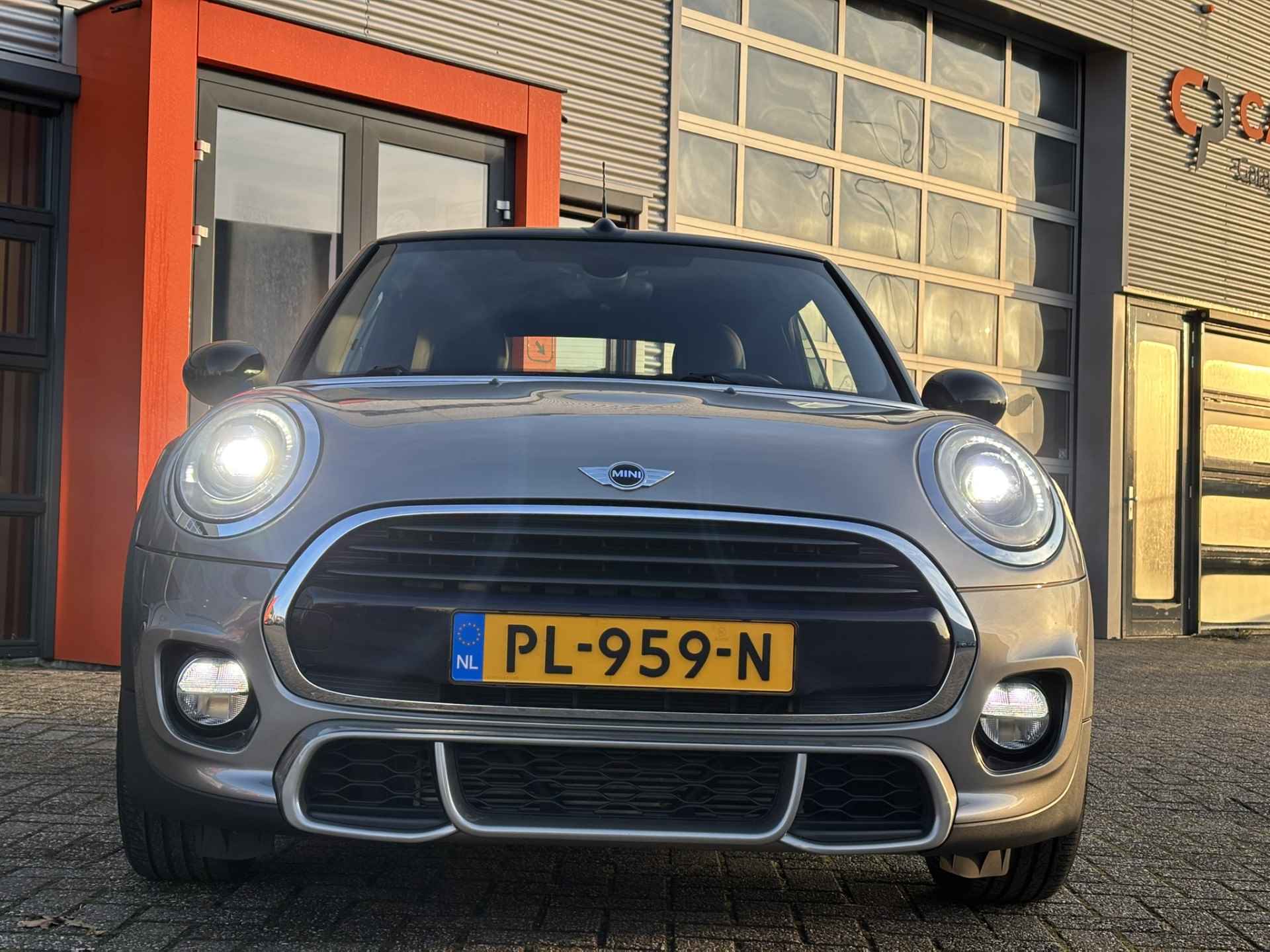 MINI Cabrio 1.5 Cooper Chili Serious Business / NL Auto / John Cooper Works Pakket! / Navi / - 37/41