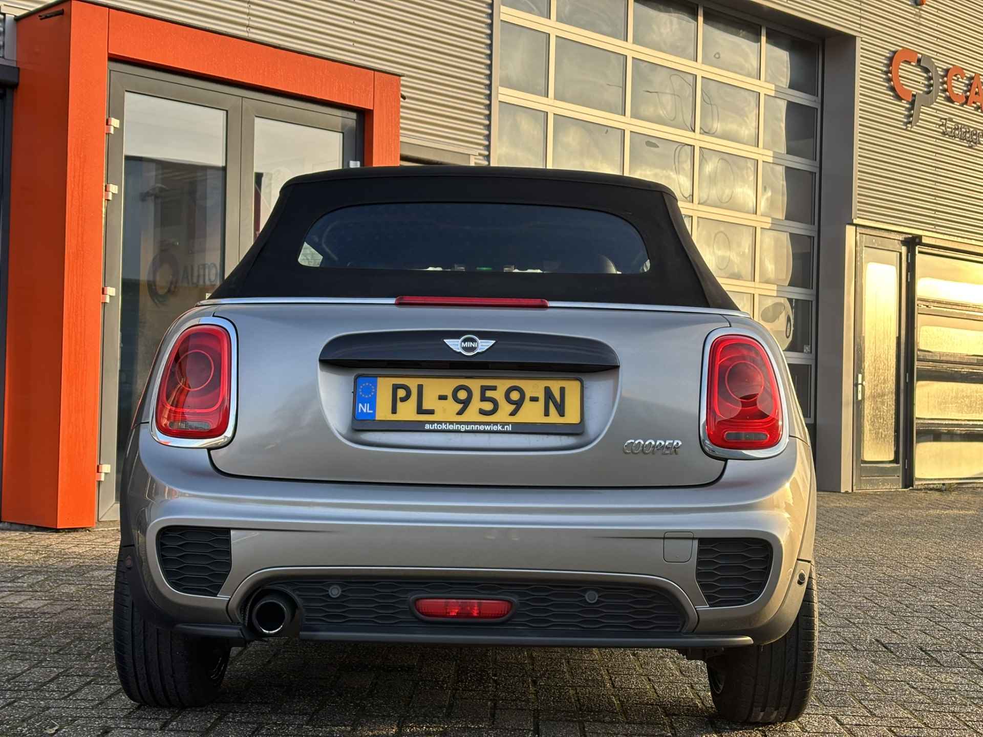 MINI Cabrio 1.5 Cooper Chili Serious Business / NL Auto / John Cooper Works Pakket! / Navi / - 39/41