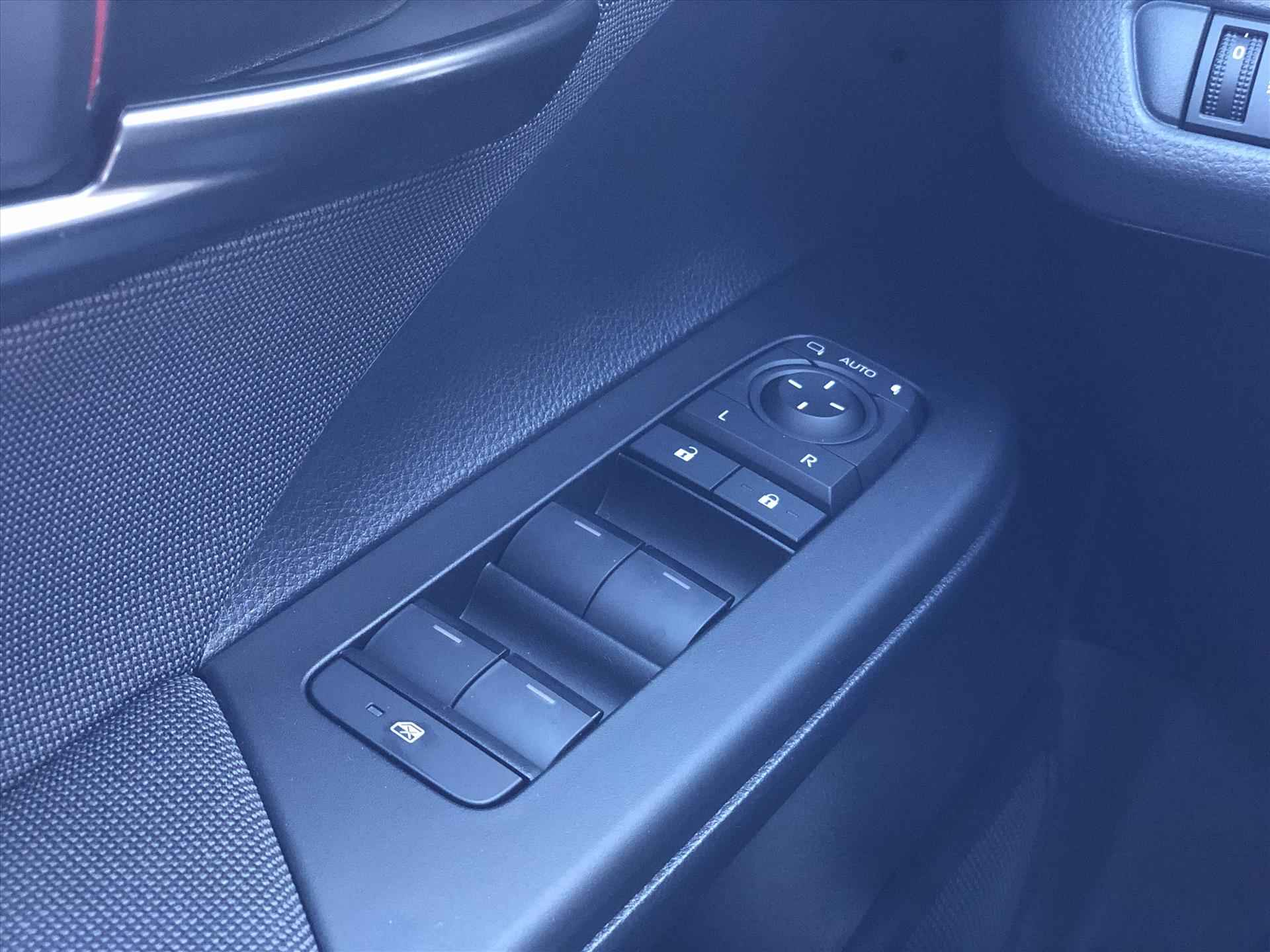 Toyota C-Hr 1.8 Hybrid 140pk First Edition Bi-tone | Nieuw model, Smart connect, Dodehoekherkenning, Parkeersensoren,Stoel + Stuurverwarming - 23/39