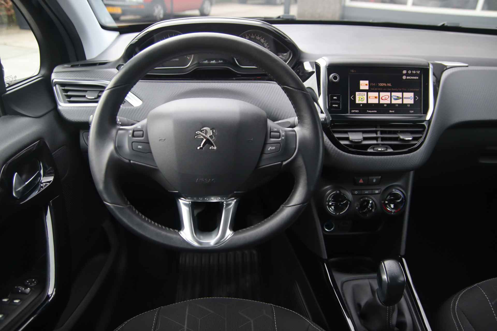 Peugeot 2008 1.2 VTI Airco, Cruise, Carplay, dealer ond. 1e eig.  LENTE UITVERKOOP! - 14/39