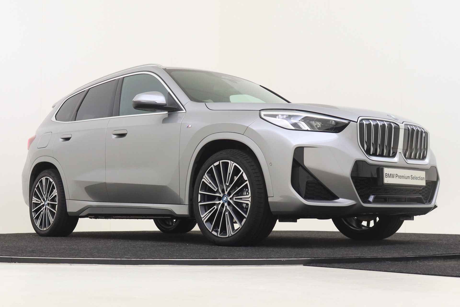 BMW iX1 xDrive30 M Sport 67 kWh / Sportstoelen / Stoelverwarming / Harman Kardon / Parking Assistant / Adaptief M Onderstel / M Sportstuurwiel - 11/68