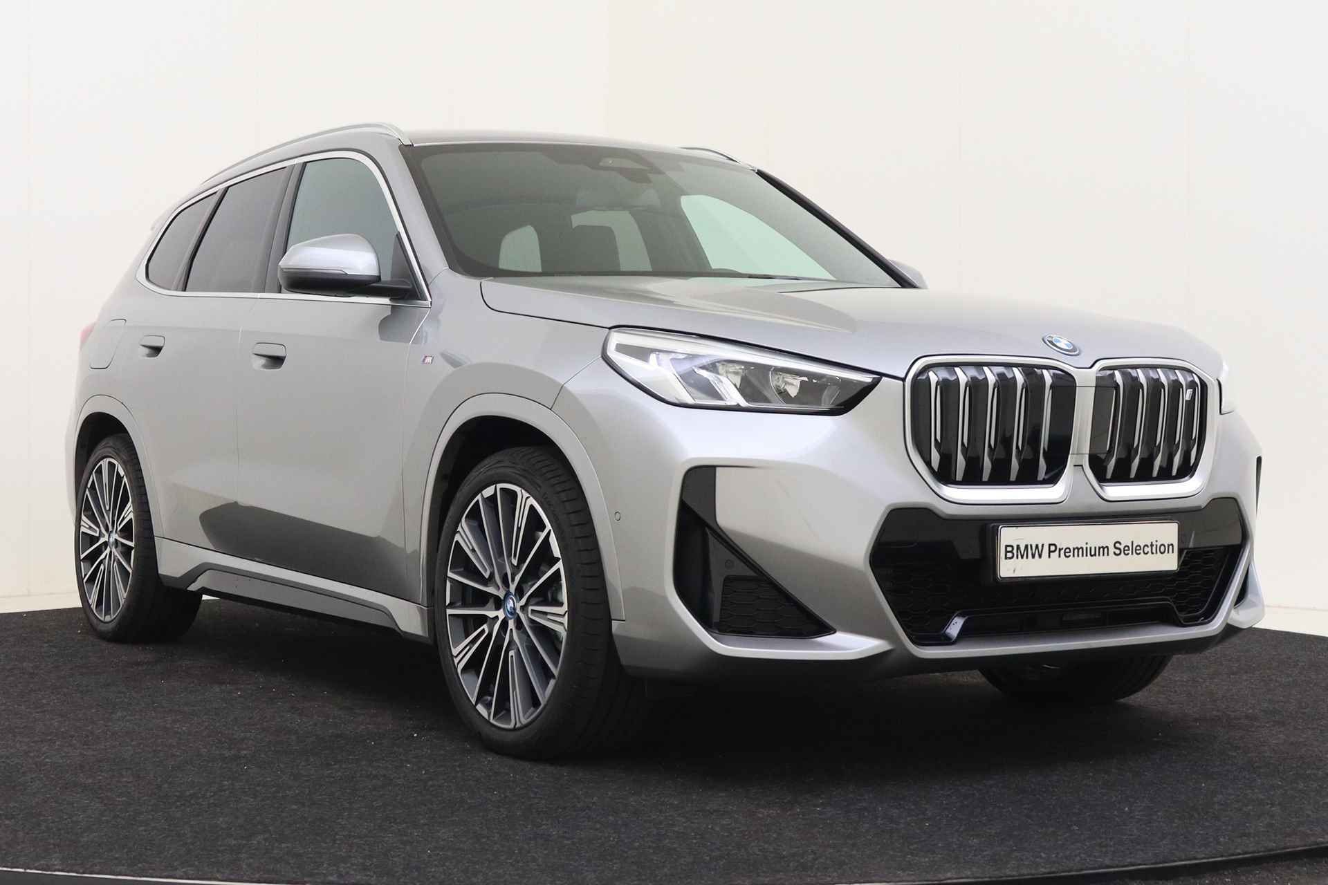 BMW iX1 xDrive30 M Sport 67 kWh / Sportstoelen / Stoelverwarming / Harman Kardon / Parking Assistant / Adaptief M Onderstel / M Sportstuurwiel - 14/68