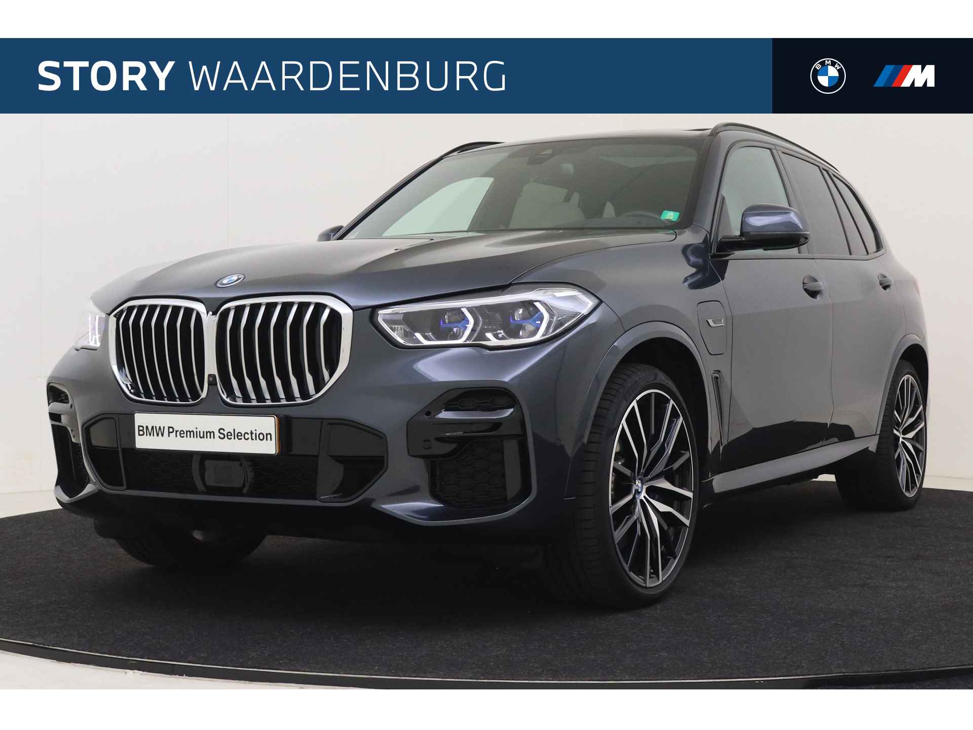 BMW X5 xDrive45e High Executive M Sport Automaat / Panoramadak / Trekhaak / Laserlight / Sportstoelen / Soft Close / Parking Assistant Plus / Active Steering / Active Cruise Control - 1/69