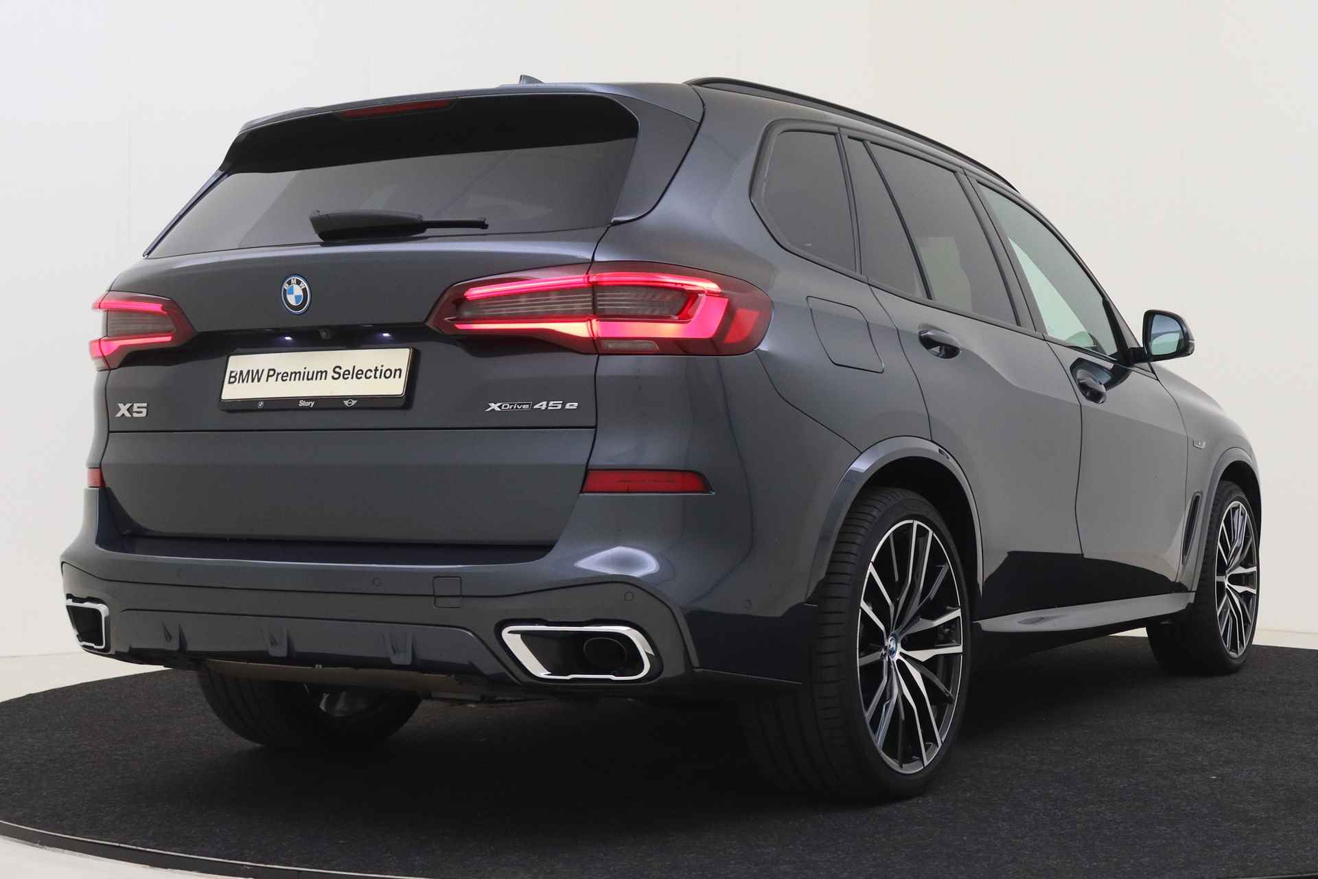 BMW X5 xDrive45e High Executive M Sport Automaat / Panoramadak / Trekhaak / Laserlight / Sportstoelen / Soft Close / Parking Assistant Plus / Active Steering / Active Cruise Control - 3/69