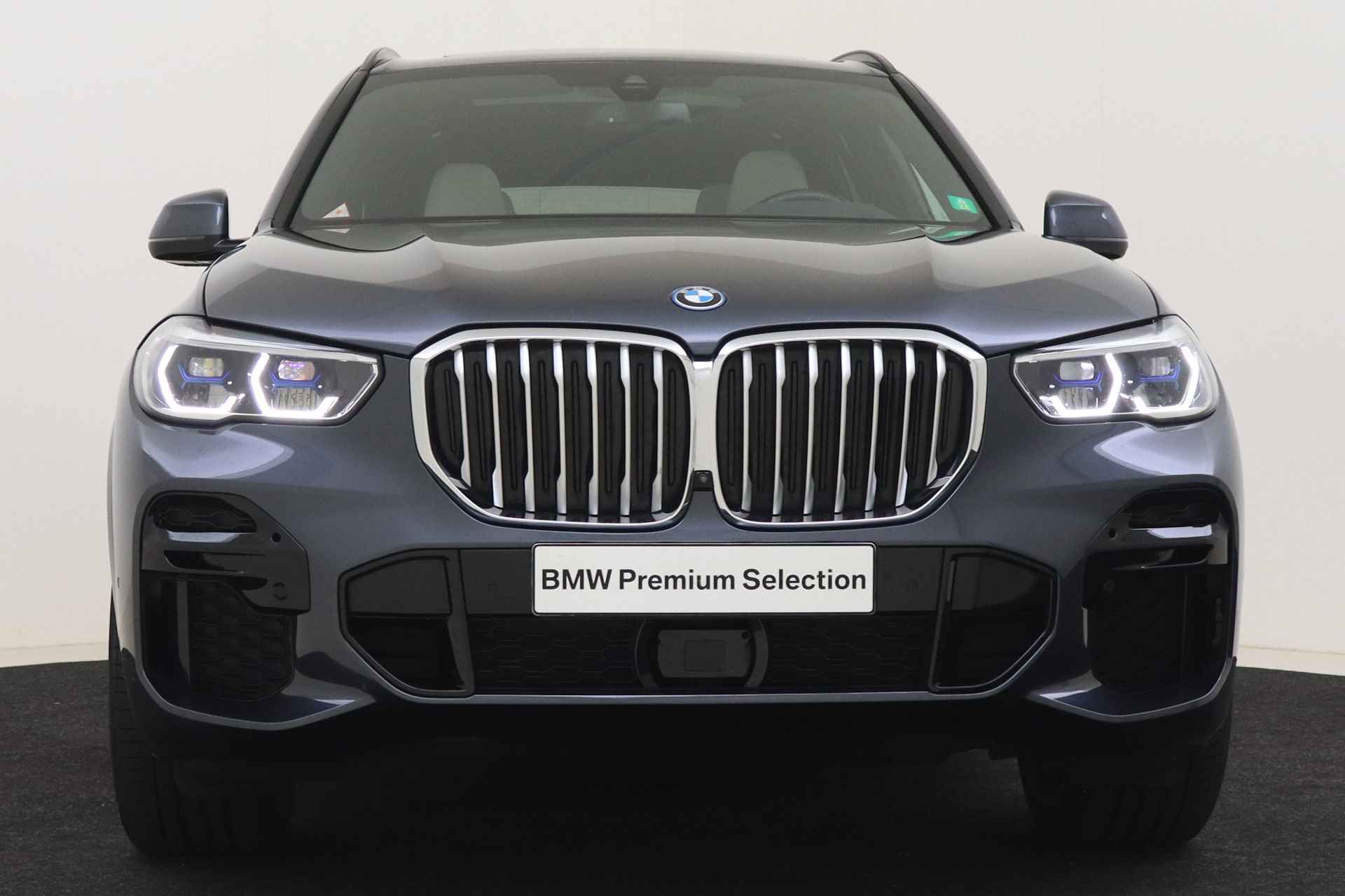 BMW X5 xDrive45e High Executive M Sport Automaat / Panoramadak / Trekhaak / Laserlight / Sportstoelen / Soft Close / Parking Assistant Plus / Active Steering / Active Cruise Control - 5/69