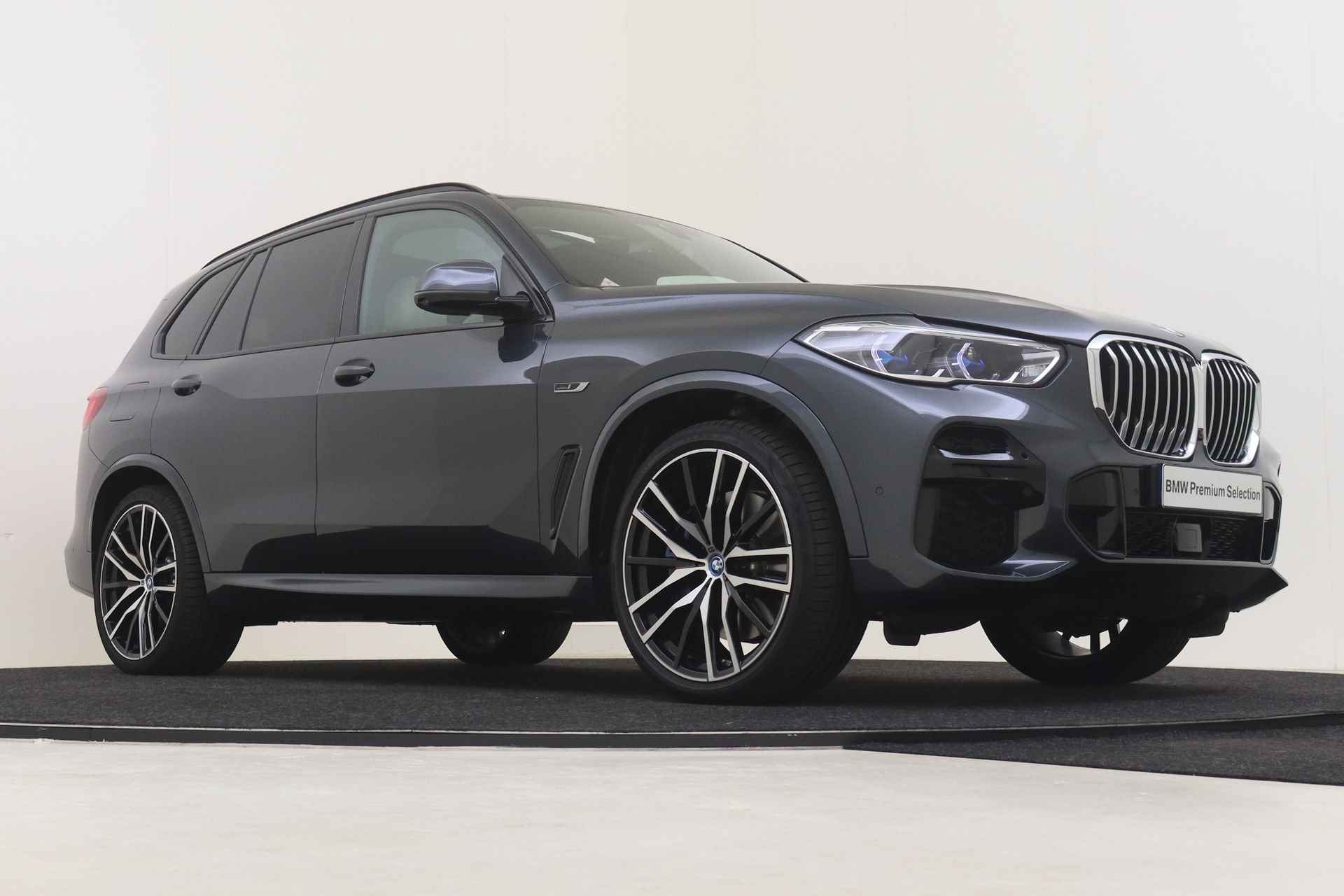 BMW X5 xDrive45e High Executive M Sport Automaat / Panoramadak / Trekhaak / Laserlight / Sportstoelen / Soft Close / Parking Assistant Plus / Active Steering / Active Cruise Control - 11/69