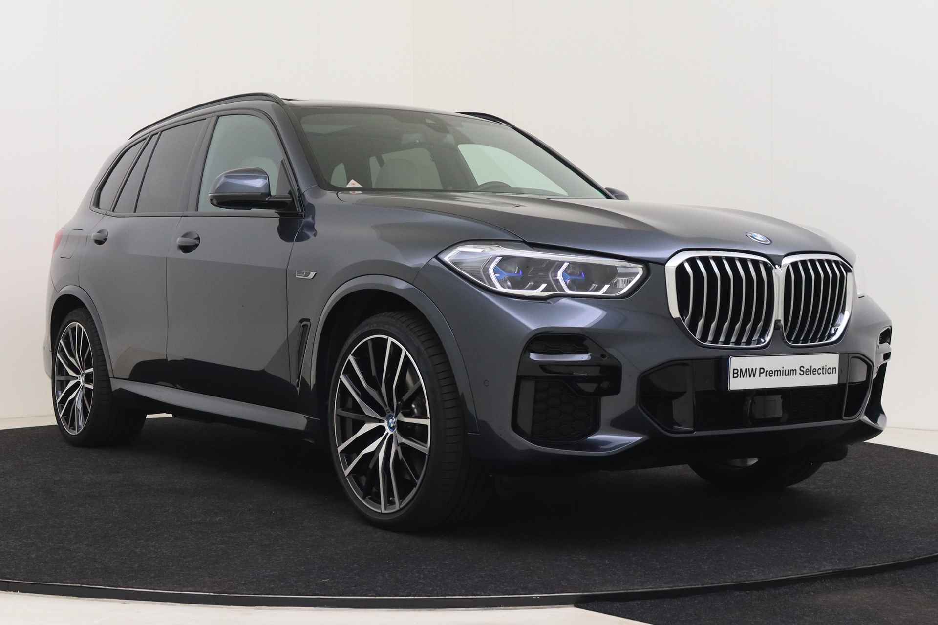 BMW X5 xDrive45e High Executive M Sport Automaat / Panoramadak / Trekhaak / Laserlight / Sportstoelen / Soft Close / Parking Assistant Plus / Active Steering / Active Cruise Control - 14/69