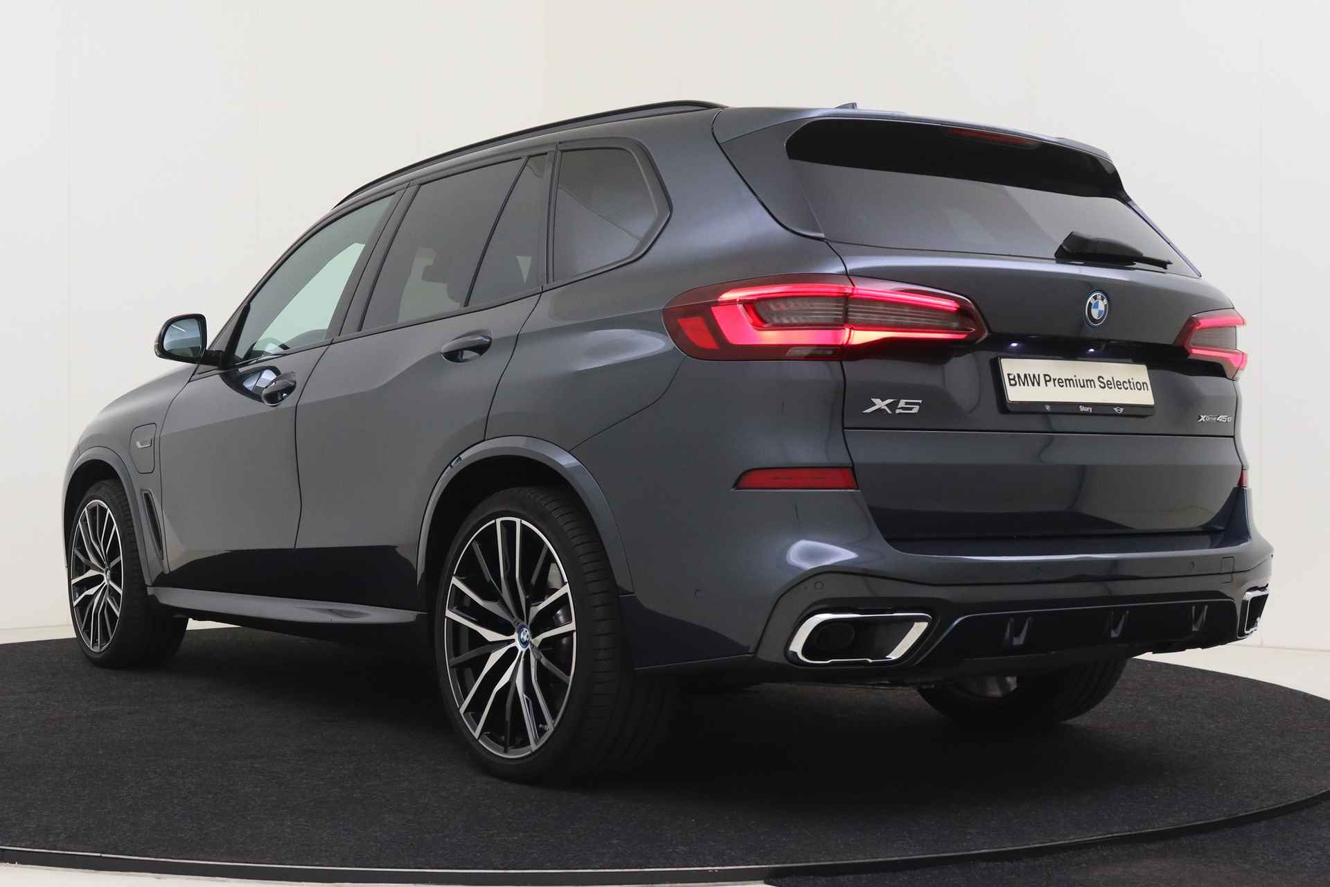 BMW X5 xDrive45e High Executive M Sport Automaat / Panoramadak / Trekhaak / Laserlight / Sportstoelen / Soft Close / Parking Assistant Plus / Active Steering / Active Cruise Control - 16/69