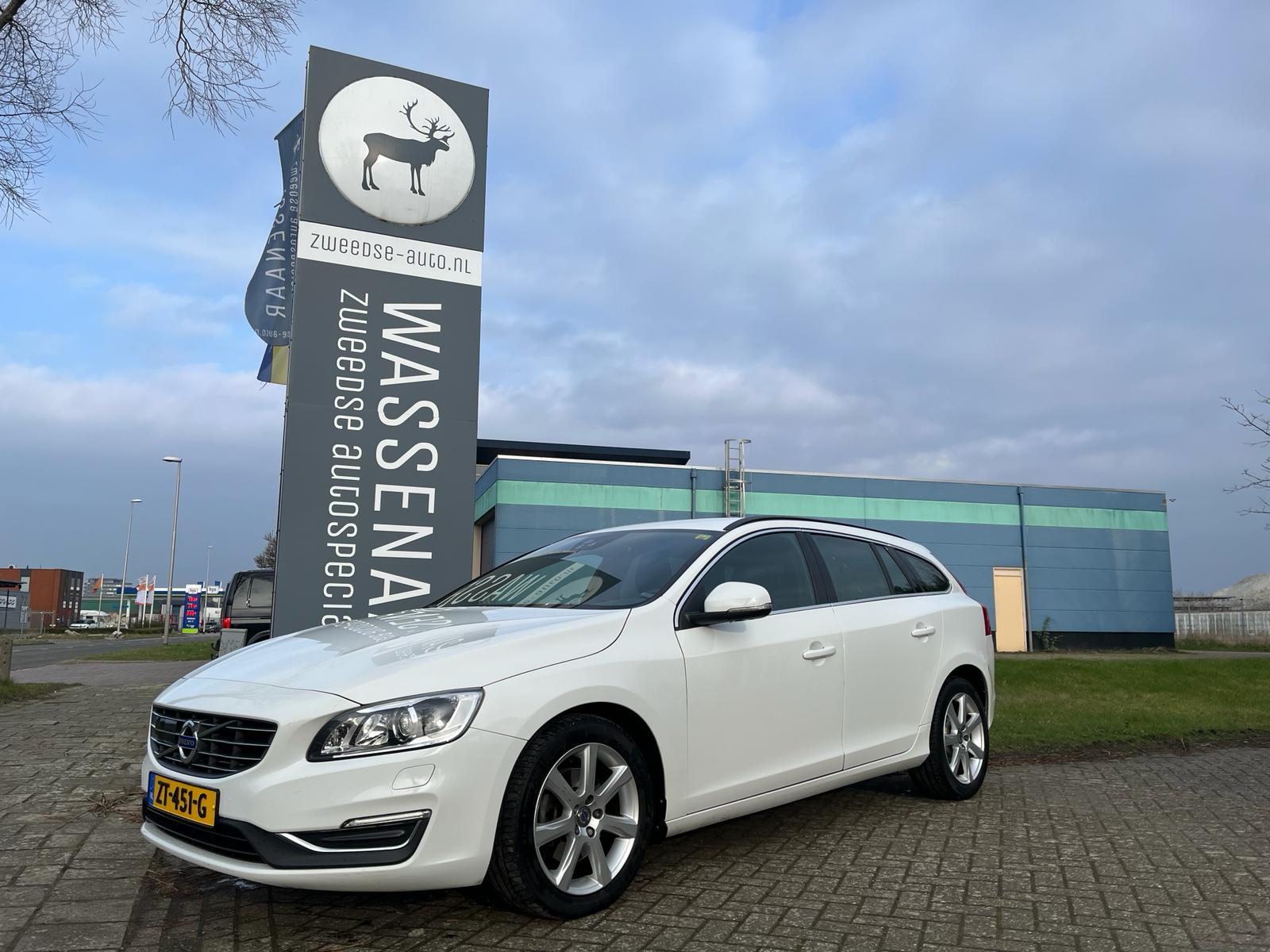 Volvo V60 T3 Momentum Automaat Intellisafe Pro | Rijklaarprijs | Afn Trekhaak | bij viaBOVAG.nl