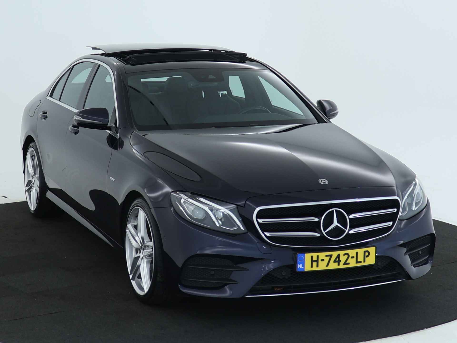 Mercedes-Benz E-Klasse 200 Business Solution AMG | Panoramadak | 5 spaaks AMG velgen | Wide screen | Parking support | Navigatie | Inclusief 24 maanden MB Certified garantie voor Europa. - 29/46