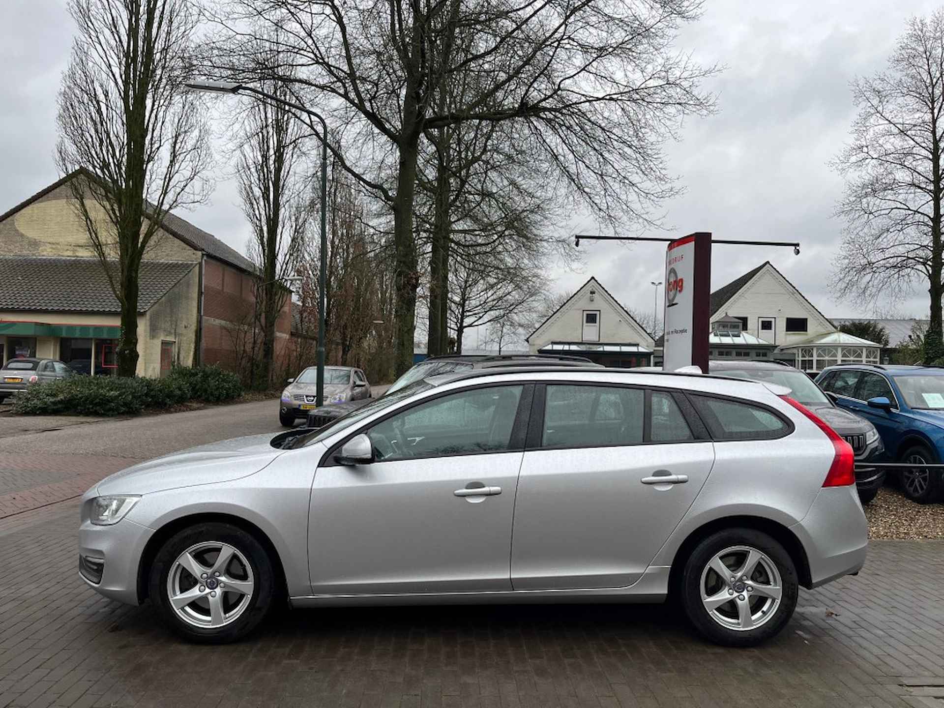 VOLVO V60 1.6 T3 MOMENTUM 150PK / NAVI / STOELVERW. / CRUISE CTR. / PDC - 3/15