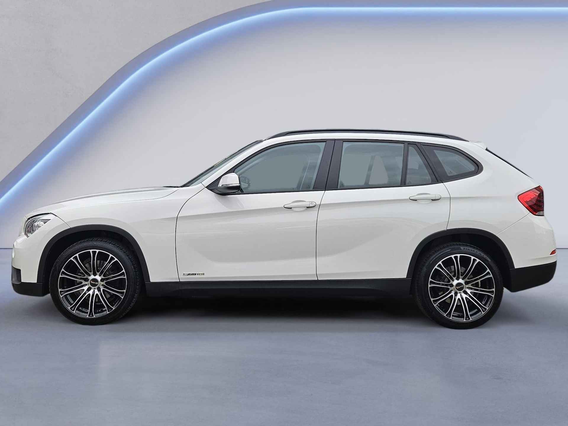 BMW X1 sDrive18i /Apple Carplay/Parkeersens. V+A/Licht&regensens./Stoelverw./Bi-Xenon/18''LMV/(MET GARANTIE*) - 3/30