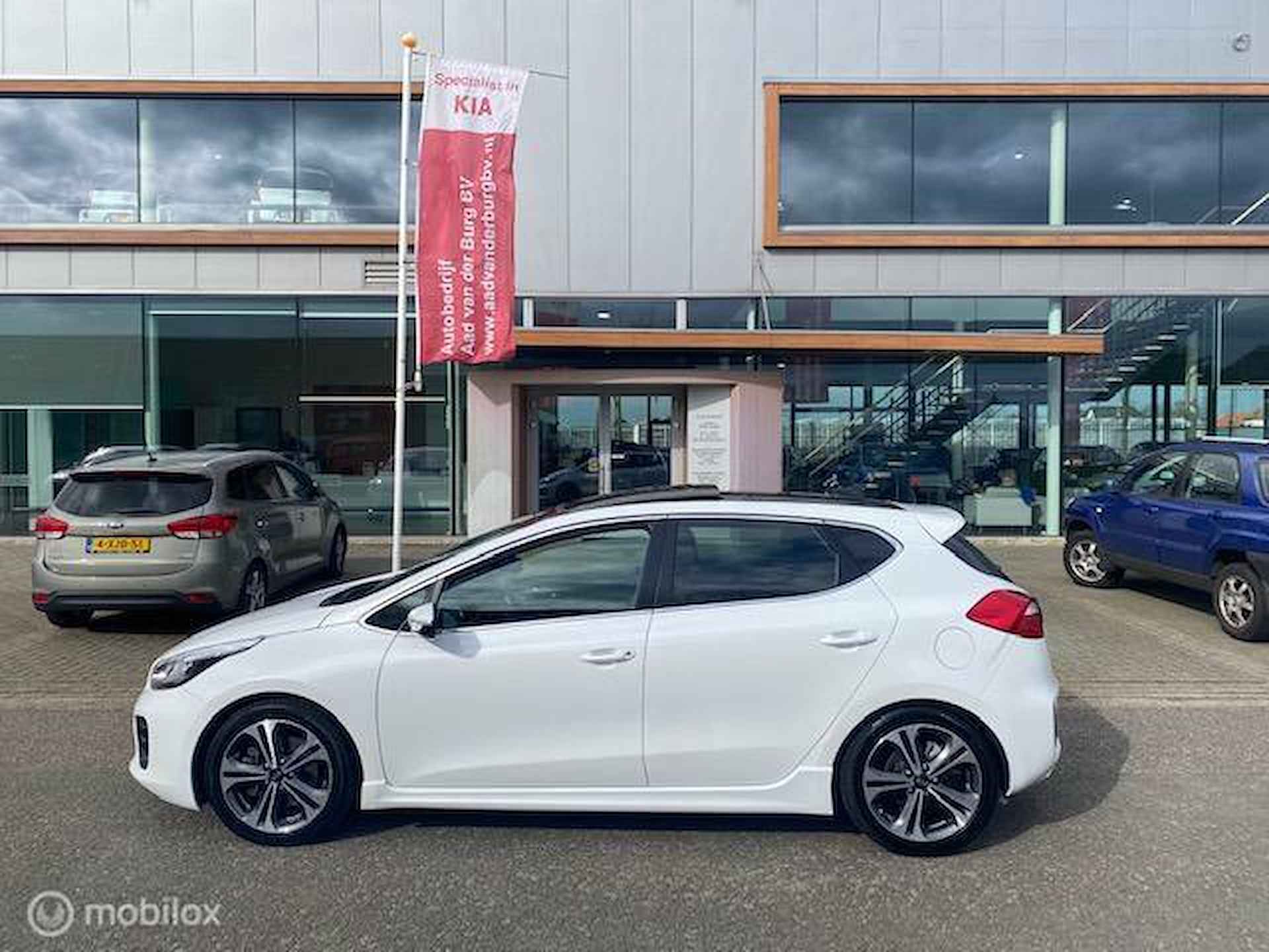 Kia cee'd 1.0 T-GDi GT-Line Edition  Schuif - / Kantel dak , GT Bumpers & zijskirts , Dubble uitlaat , Velgen , Sportive uitvoering , dealer onderhouden - 2/37