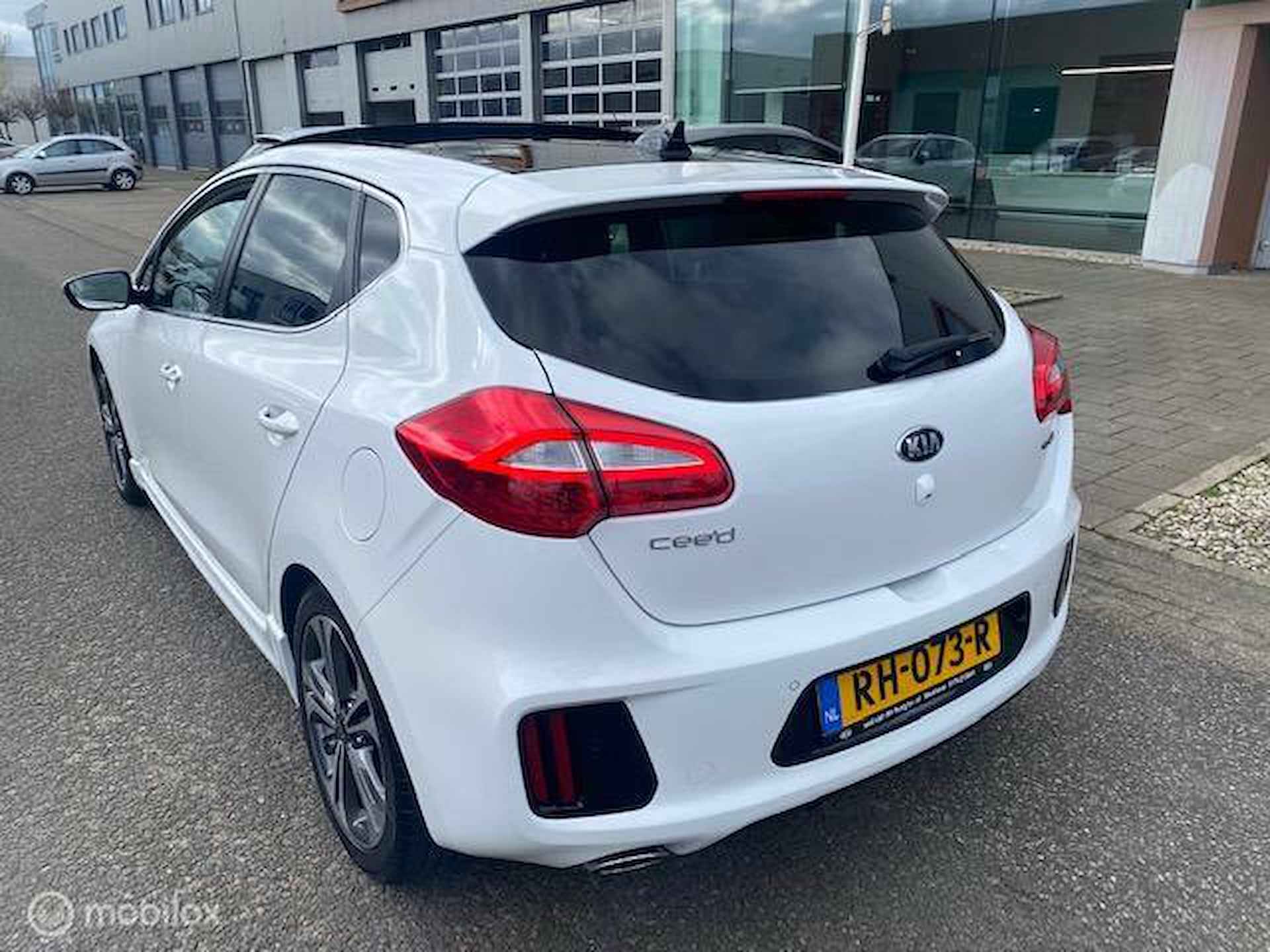 Kia cee'd 1.0 T-GDi GT-Line Edition  Schuif - / Kantel dak , GT Bumpers & zijskirts , Dubble uitlaat , Velgen , Sportive uitvoering , dealer onderhouden - 3/37