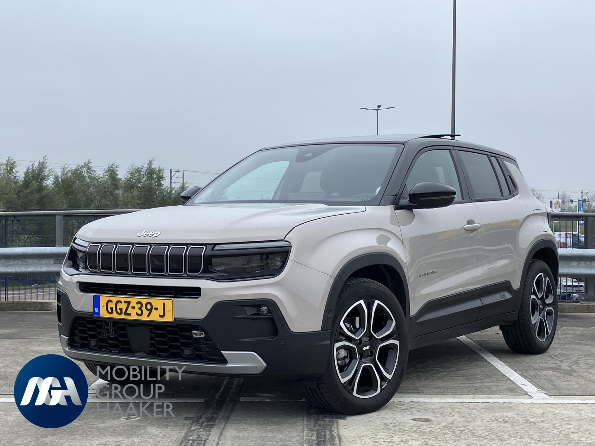 Jeep Avenger 1.2 e-Hybrid Summit Automaat /Schuifdak / Leder