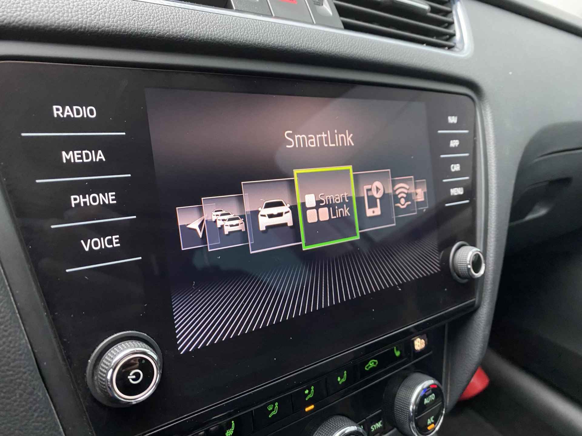 Skoda Octavia 1.0 TSI Greentech Ambition Business || Trekhaak | Reservewiel | Stoelverwarming | Parkeersensoren Voor + Achter | Navigatie + Apple Carplay/Android Auto | Cruise Controle | Climate Controle | Spiegels Elektrisch inklapbaar | Armsteun Voor & Achter - 11/28