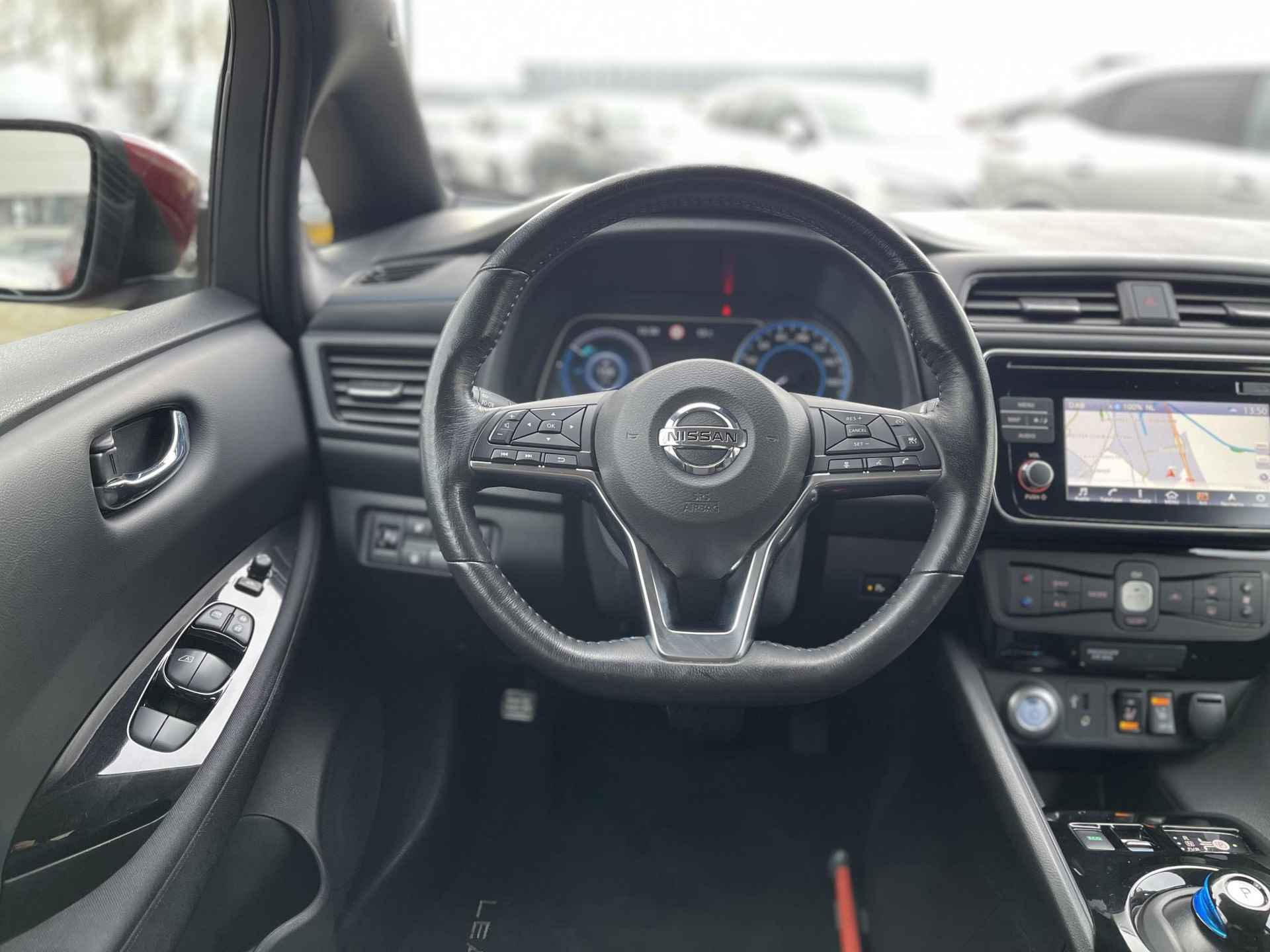 Nissan LEAF N-Connecta 40 kWh *SUBSIDIE MOGELIJK* | Adapt. Cruise Control | Navigatie | 360° Camera | Stuur- + Stoelverwarming | Apple Carplay/Android Auto | Rijklaarprijs! - 14/26