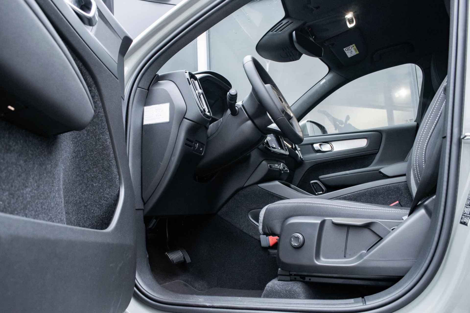Volvo XC40 T2 Automaat  Core | Parkeercamera | 19"Lichtmetalen velgen | Park Assist voor en achter | Parkeercamera | Volvo on Call | DAB ontvanger - 13/28