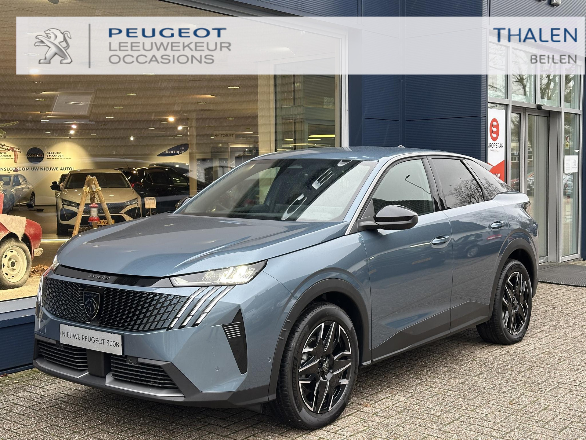 Peugeot 3008 1.2 Hybrid 136 Allure | Nieuwe Auto | Trekhaak 1200 KG Trekvermogen | Registratie 2025 mogelijk | Panoramic Navigation Pack | 360 Vision & Drive Assist Pack | Climate Control | Stuurverwarming | Camera | Adaptieve Cruise Control | 19 Inch Lichtmetalen Velgen | LED Verlichting |