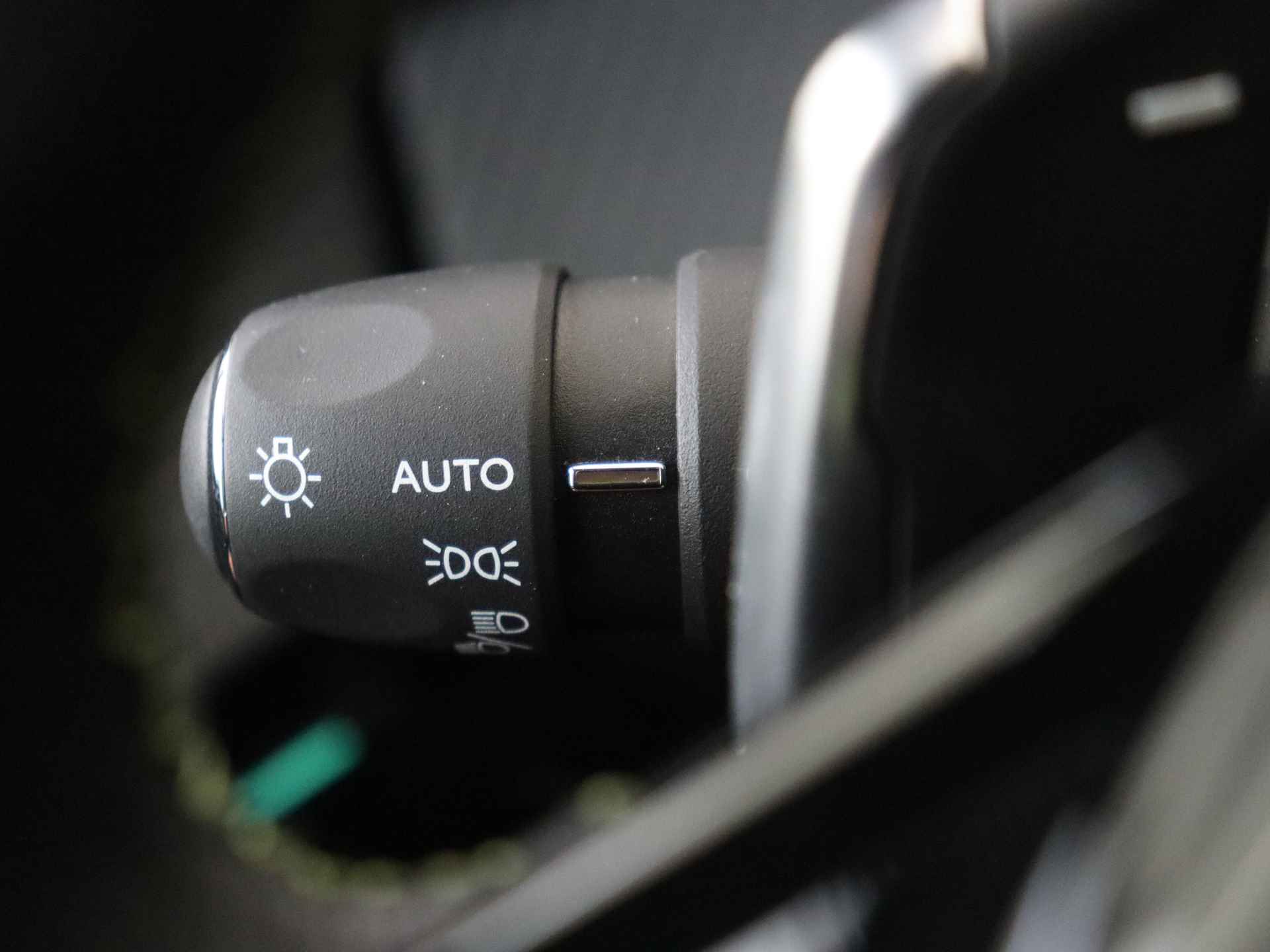 Peugeot 208 1.2 PureTech GT 130 pk Automaat 5 deurs | Navigatie | Climate Control - 28/33