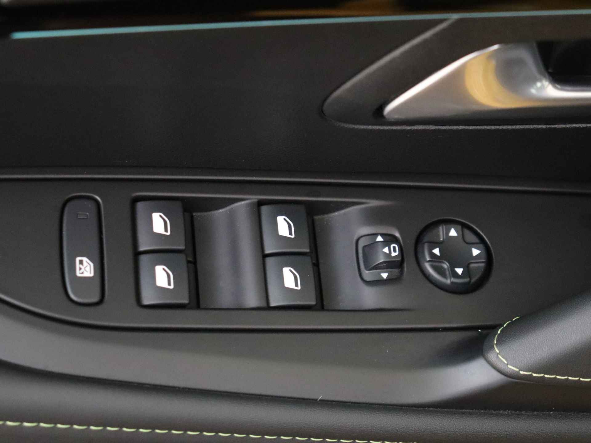 Peugeot 208 1.2 PureTech GT 130 pk Automaat 5 deurs | Navigatie | Climate Control - 29/33