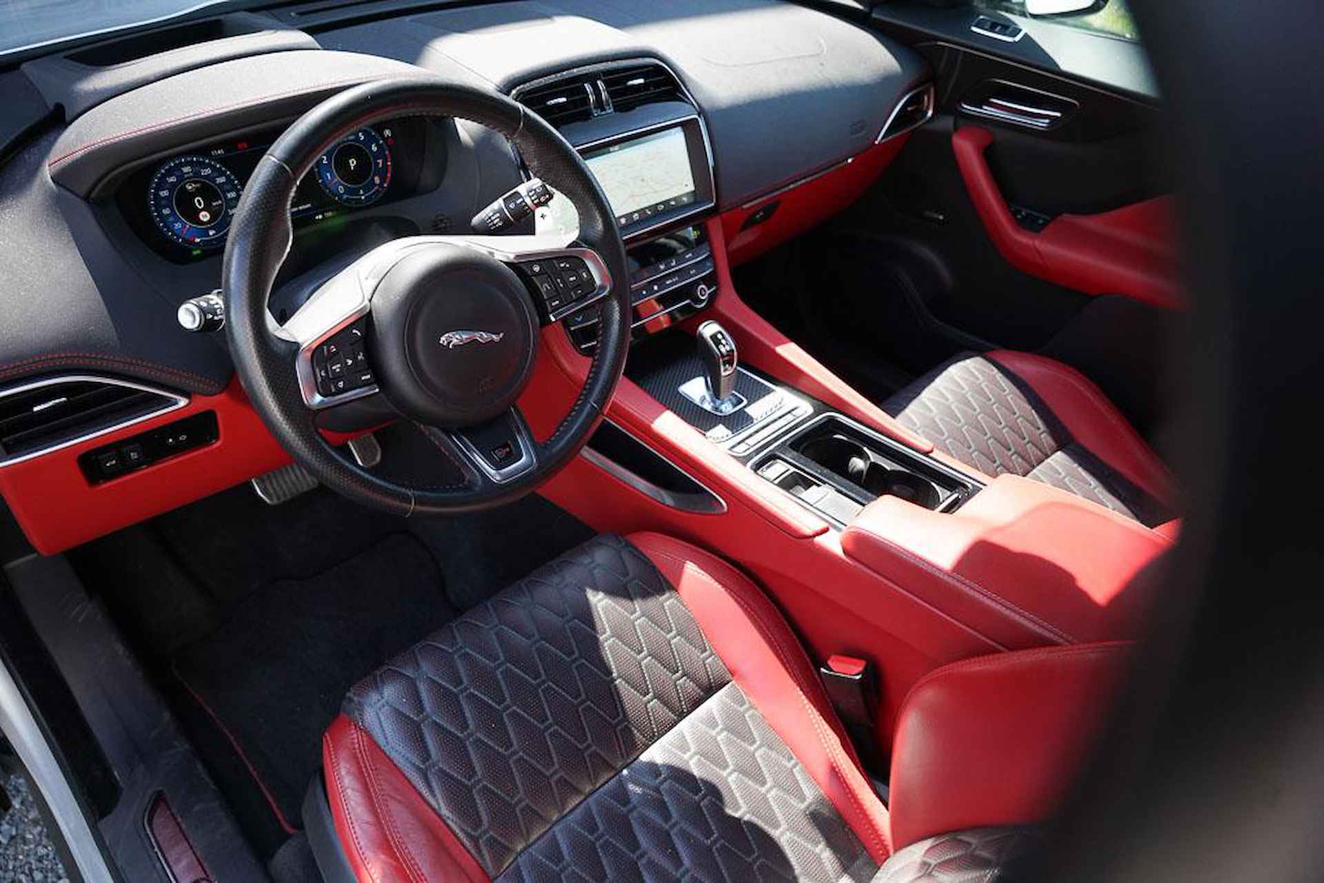 Jaguar F-PACE 5.0 V8 S/C AWD SVR / NL Auto / Pano / Meridian Surround / Trekhaak - 7/64