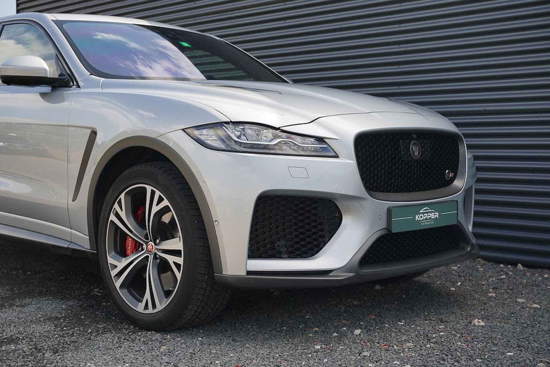 Jaguar F-PACE 5.0 V8 S/C AWD SVR / NL Auto / Pano / Meridian Surround / Trekhaak - 11/64