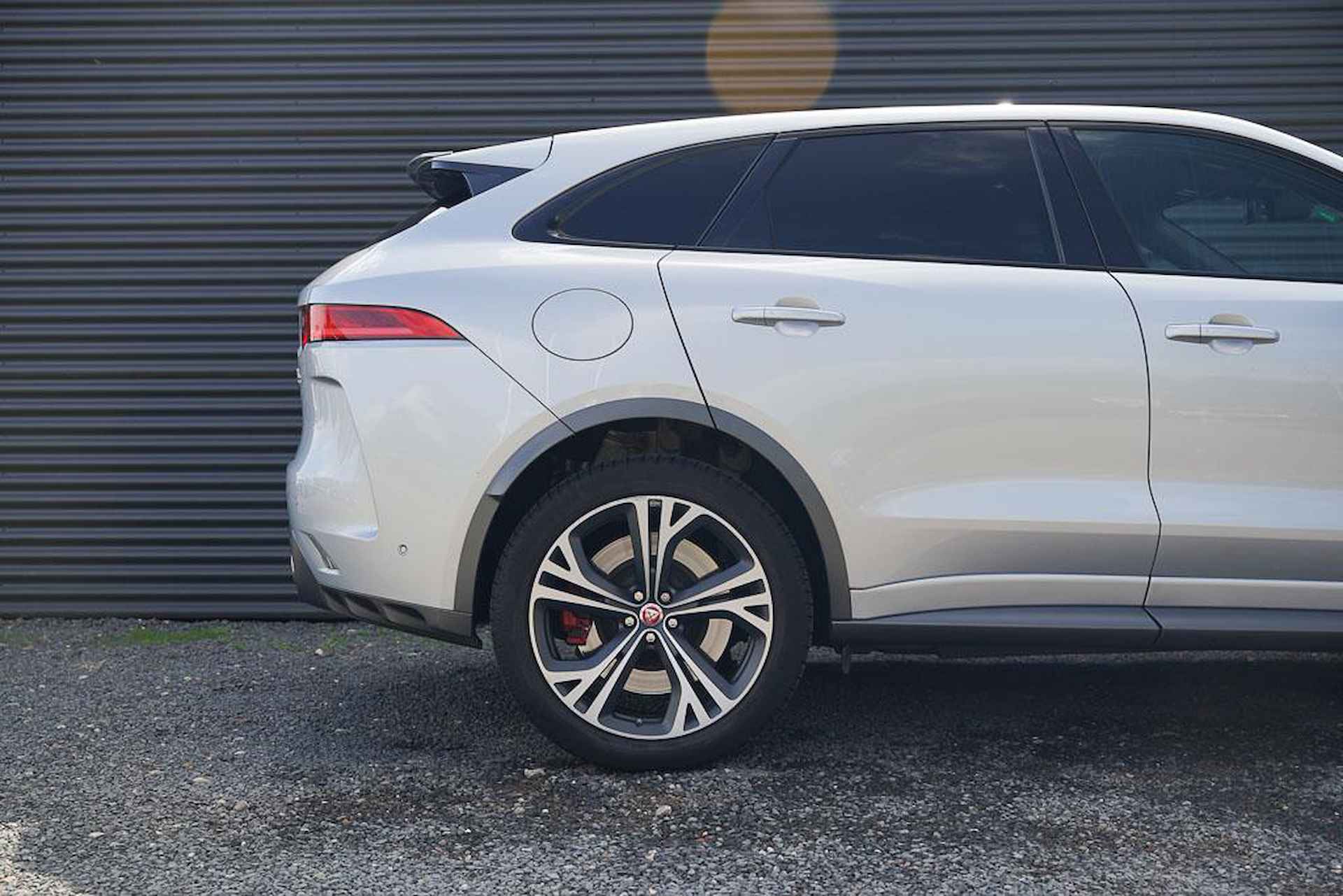 Jaguar F-PACE 5.0 V8 S/C AWD SVR / NL Auto / Pano / Meridian Surround / Trekhaak - 31/64