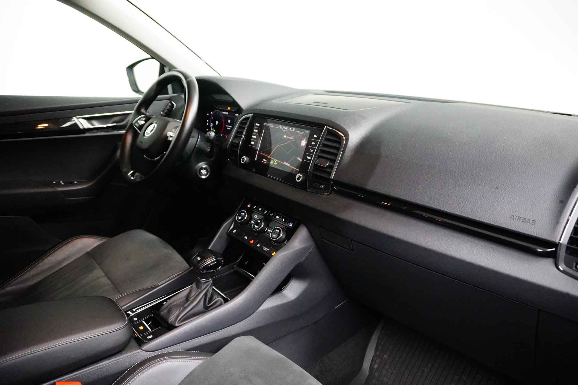 Škoda Karoq 1.5 TSI ACT 150PK Style Navigatie| Leder\alcantara| achteruitrijcamera| Acc | Winterpakket | - 8/24