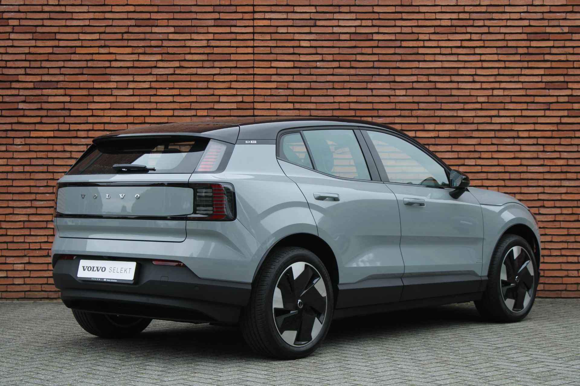 Volvo EX30 Single Motor Extended Range Plus | Achteruitrijcamera | All-season banden | Apple Carplay/Android Auto | Adaptieve Cruise Control | Dodehoekdetectie Met Correctie | Electronic Climate Control | Elektrisch Bedienbare Achterklep | Keyless Entry/Start | Parkeersensoren | Rijstrooksensor Met Correctie | Navigatiesysteem - 2/23