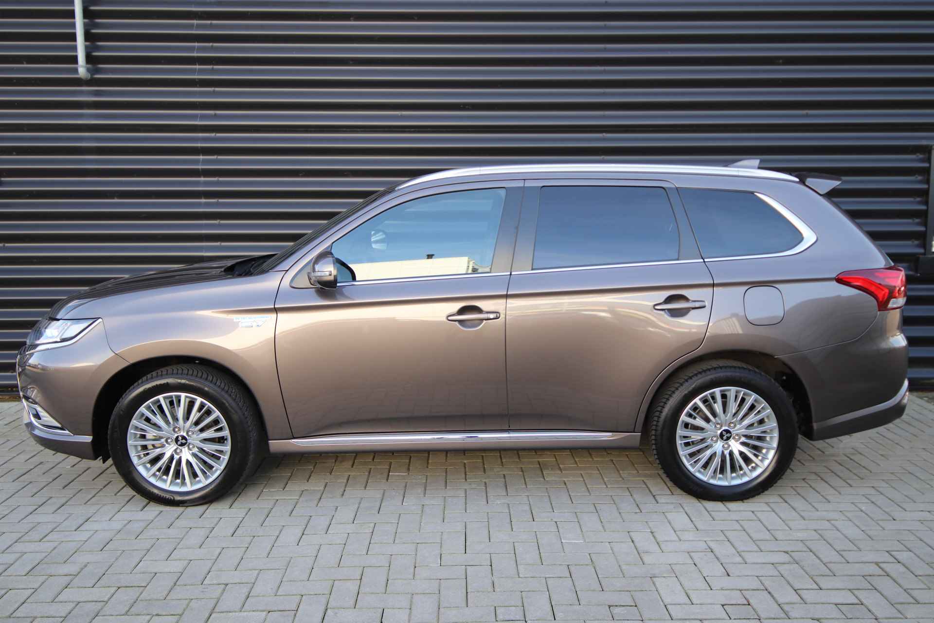 Mitsubishi Outlander 2.4 PHEV Instyle Slechts 41.042 km! Leder, Navigatie, 18"LM, Standkachel - 27/75