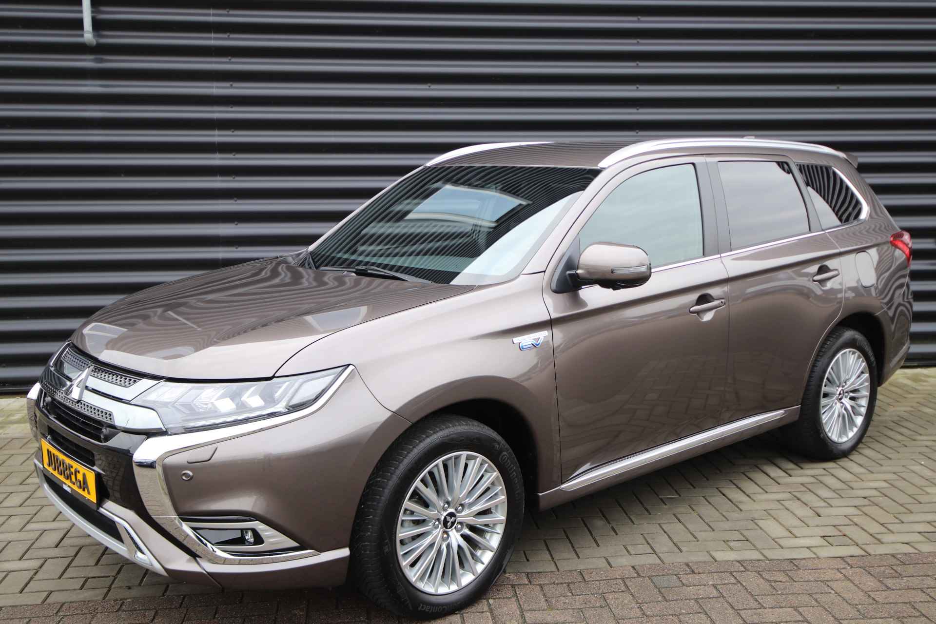 Mitsubishi Outlander 2.4 PHEV Instyle Slechts 41.042 km! Leder, Navigatie, 18"LM, Standkachel - 65/75