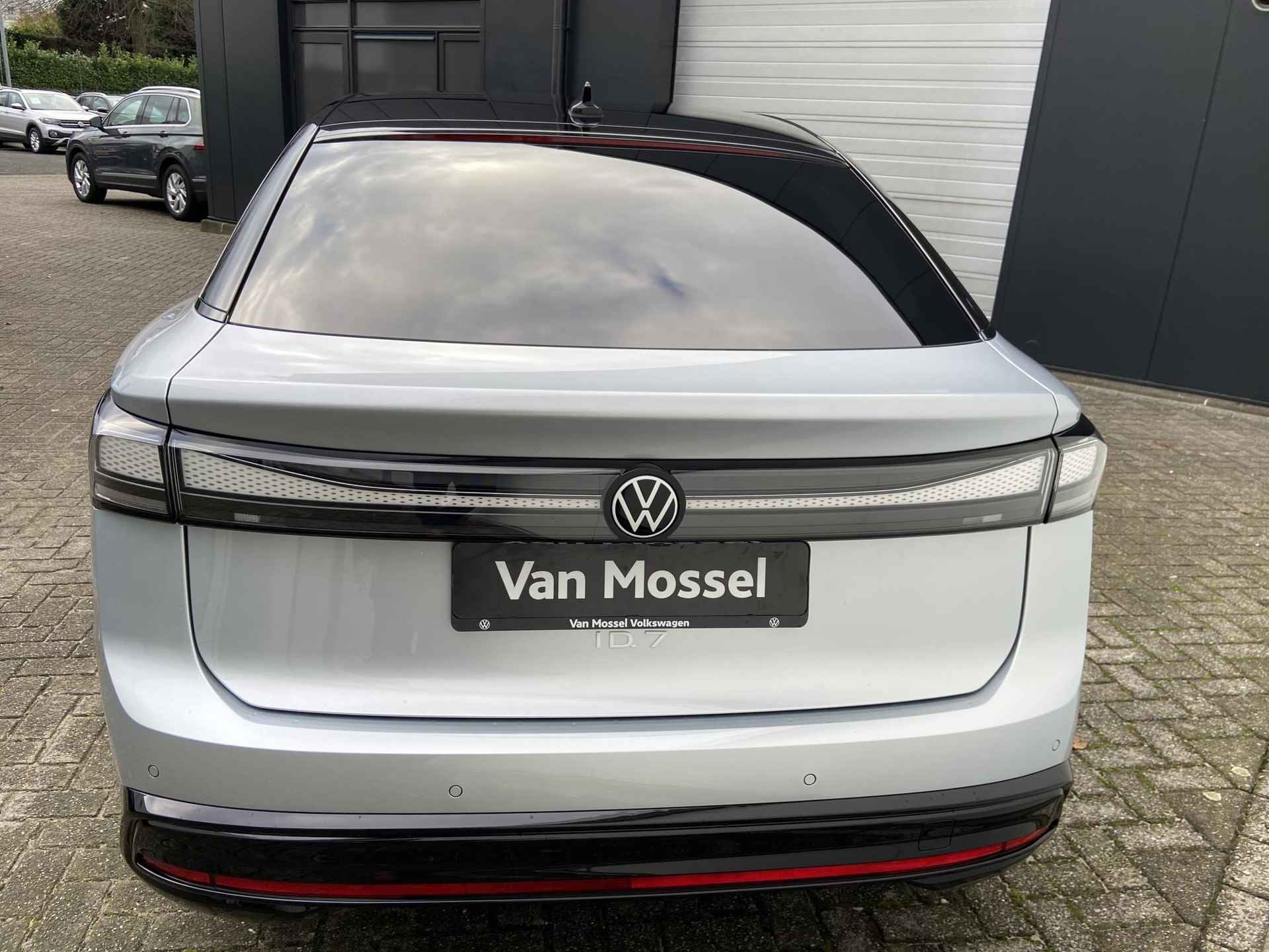 Volkswagen ID.7 Pro Business 77 kWh 286 PK | Automaat | Navigatie | Apple Carplay | Android Auto | Trekhaak | 360 camera | Warmtepomp | Elektrische stoelen | IQ Lights | - 6/30