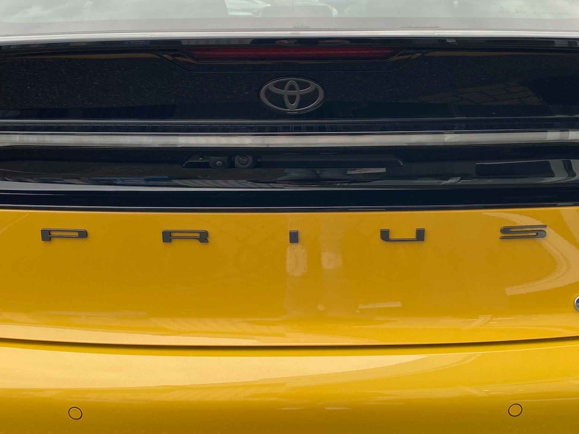 Toyota Prius 2.0 Plug-in Executive - 8/34