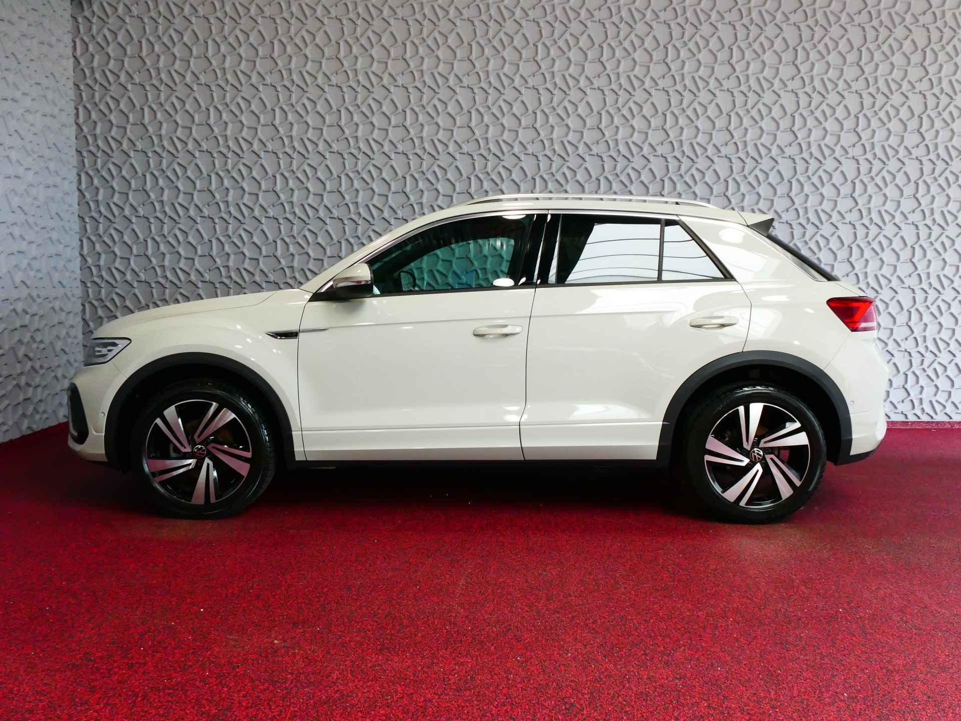 Volkswagen T-Roc 1.5 TSI 150PK R-LINE EVO IQ LIGHT ALCANTARA ELEK.KLEP CARPLAY STOEL/STUUR VERW. 18"LMV VIR.COCKPIT 10/2024 Ascotgrau 70 BIJNA NIEUWE VOLKSWAGEN'S UIT VOORRAAD LEVERBAAR - 64/81