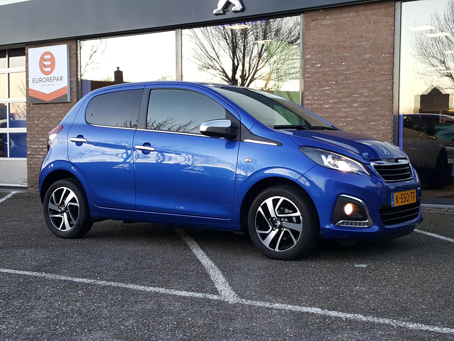 Peugeot 108 ALLURE 1.0 e-VTi-72pk 5D Navigatie via Apple&Android | Climate control | Achteruitrijcamera | LM-velgen | Bluetooth bellen & muziek | 1e eigenaar!