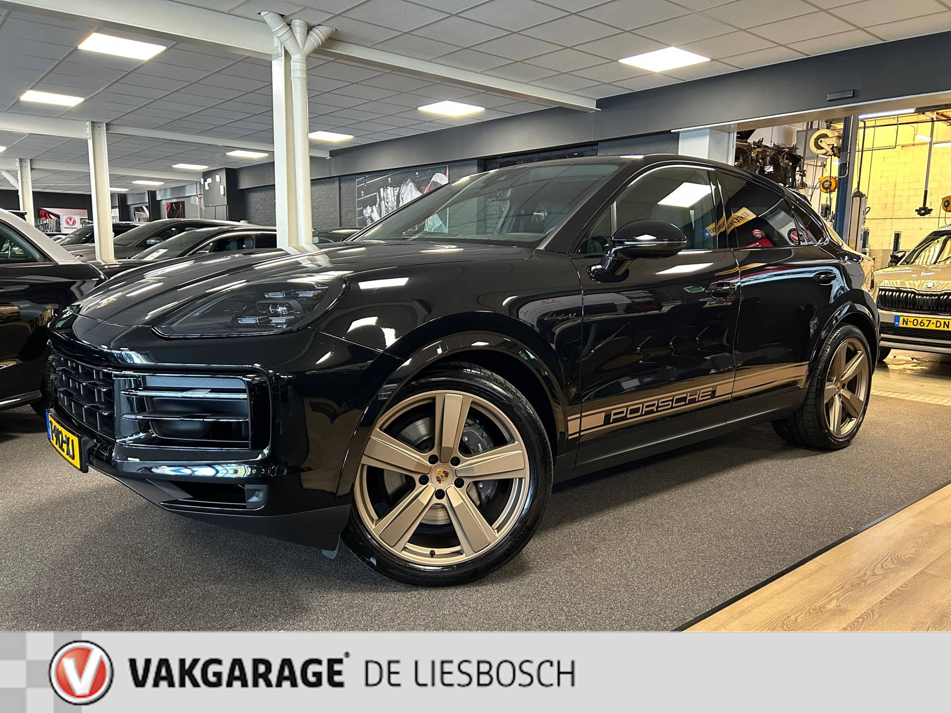 Porsche Cayenne Coupé 3.0 E-Hybrid Nieuw model / Leder / 3 beeldschermen / 22 inch / sportchrono