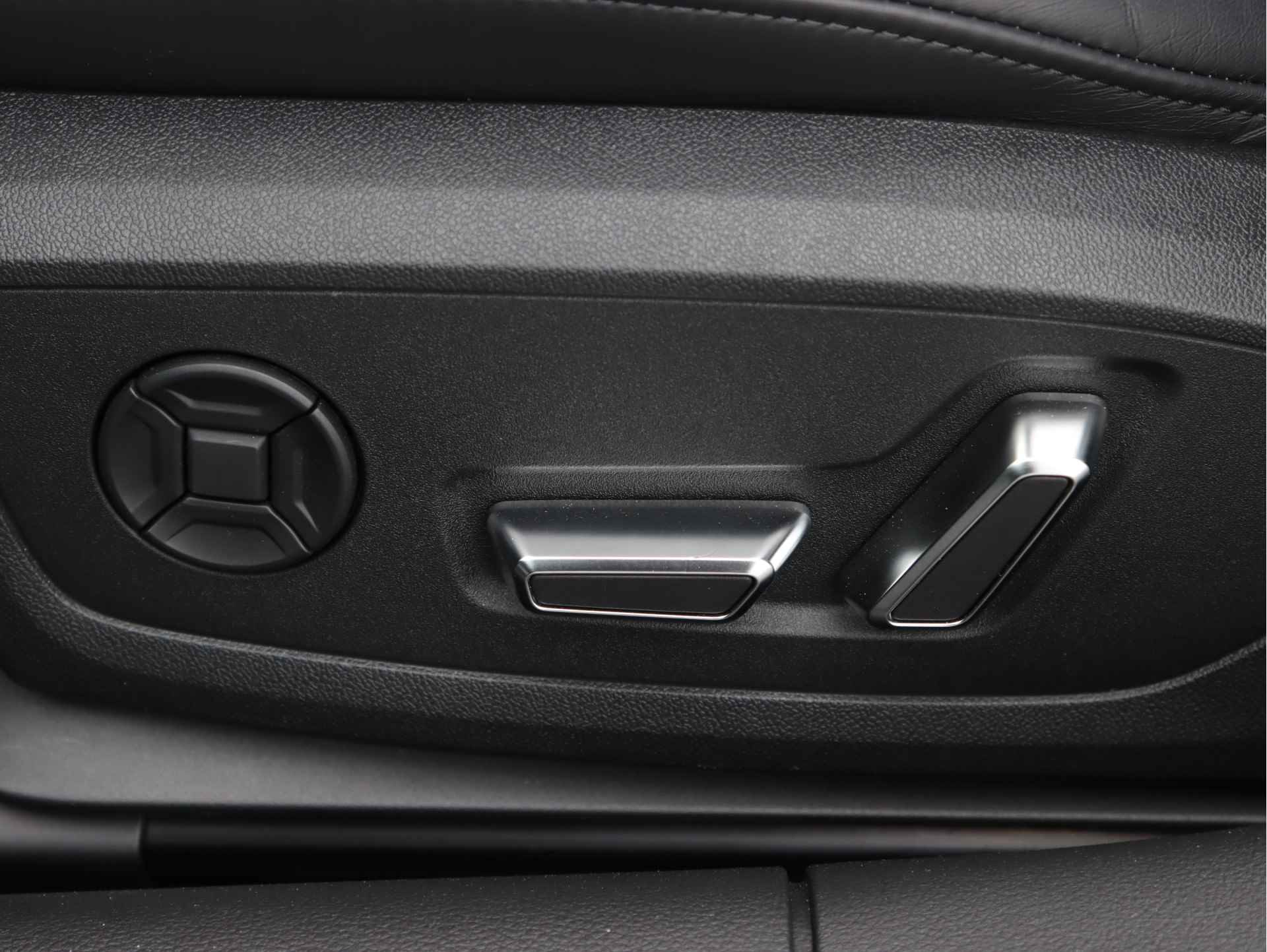 Audi RS6 Avant 4.0 TFSI quattro 600pk | 305km/u | Keramisch | B&O | Vierwielbesturing | Pano | Head-up | Servo | Trekhaak | 22" Velgen | Stoelventilatie | Stoelverwarming v+a - 46/55